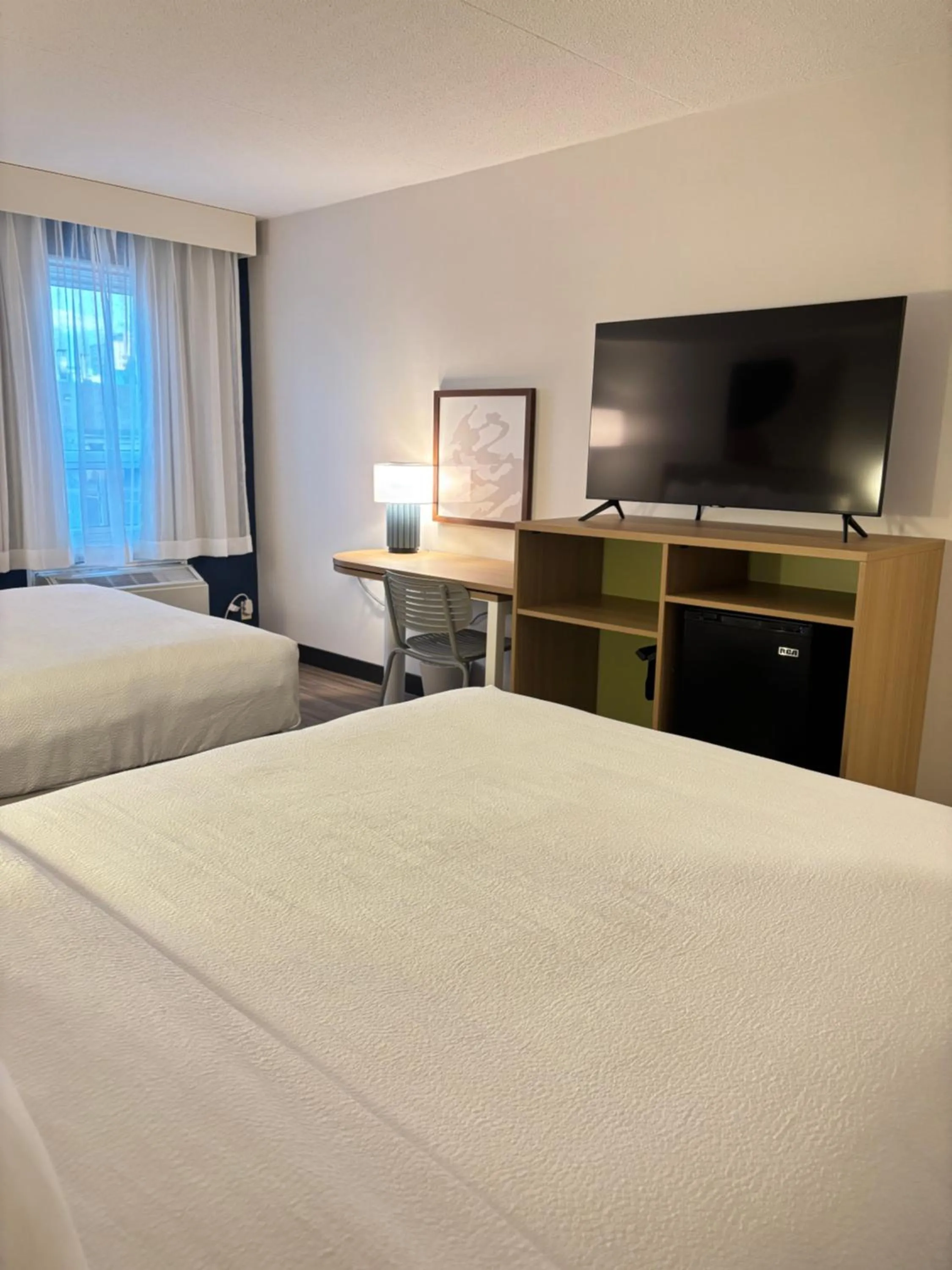 Photo of the whole room, Bed in Spark by Hilton Toronto Mississauga