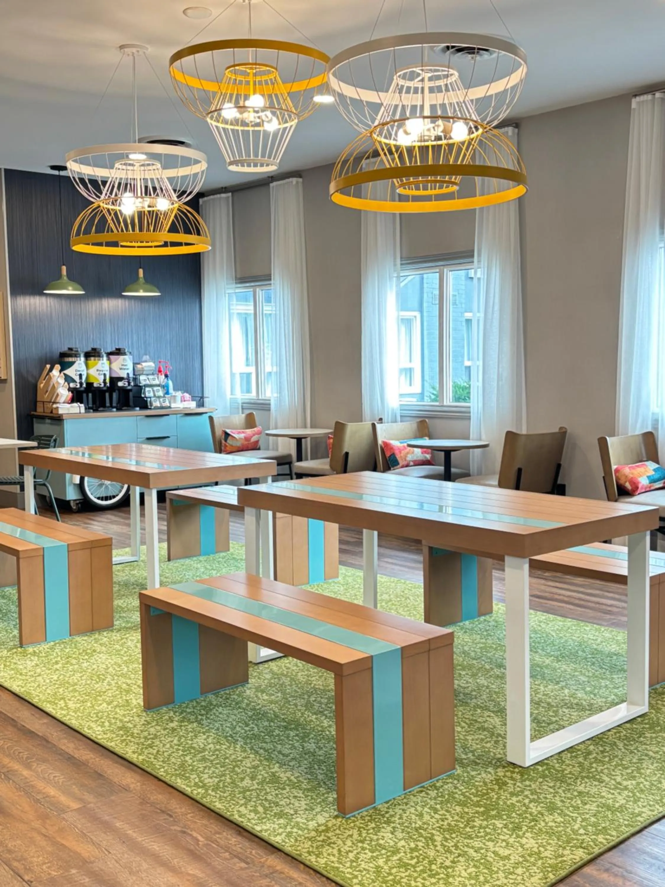 Lounge or bar in Spark by Hilton Toronto Mississauga