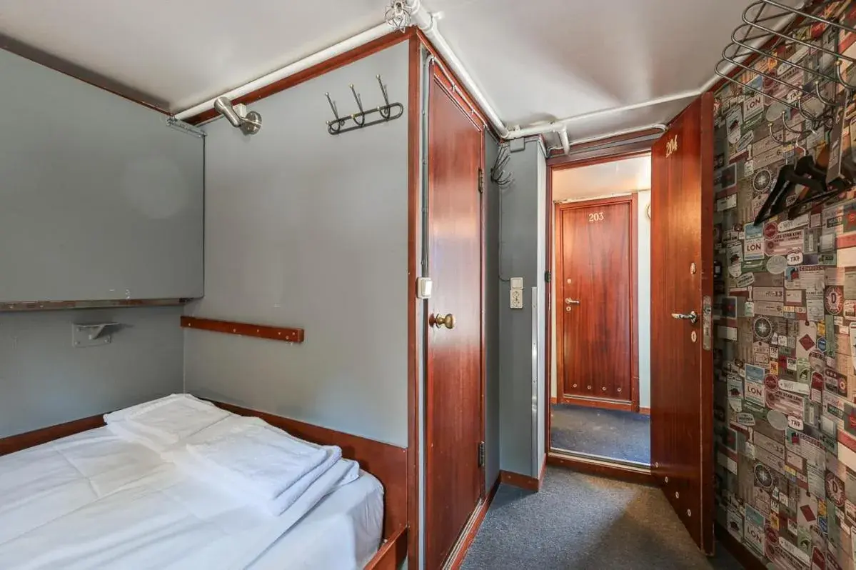 Classic Double Cabin with Private Bathroom - single occupancy in Rygerfjord Hotel & Hostel Classic Double Cabin with Private Bathroom - single occupancy in Rygerfjord Hotel & Hostel