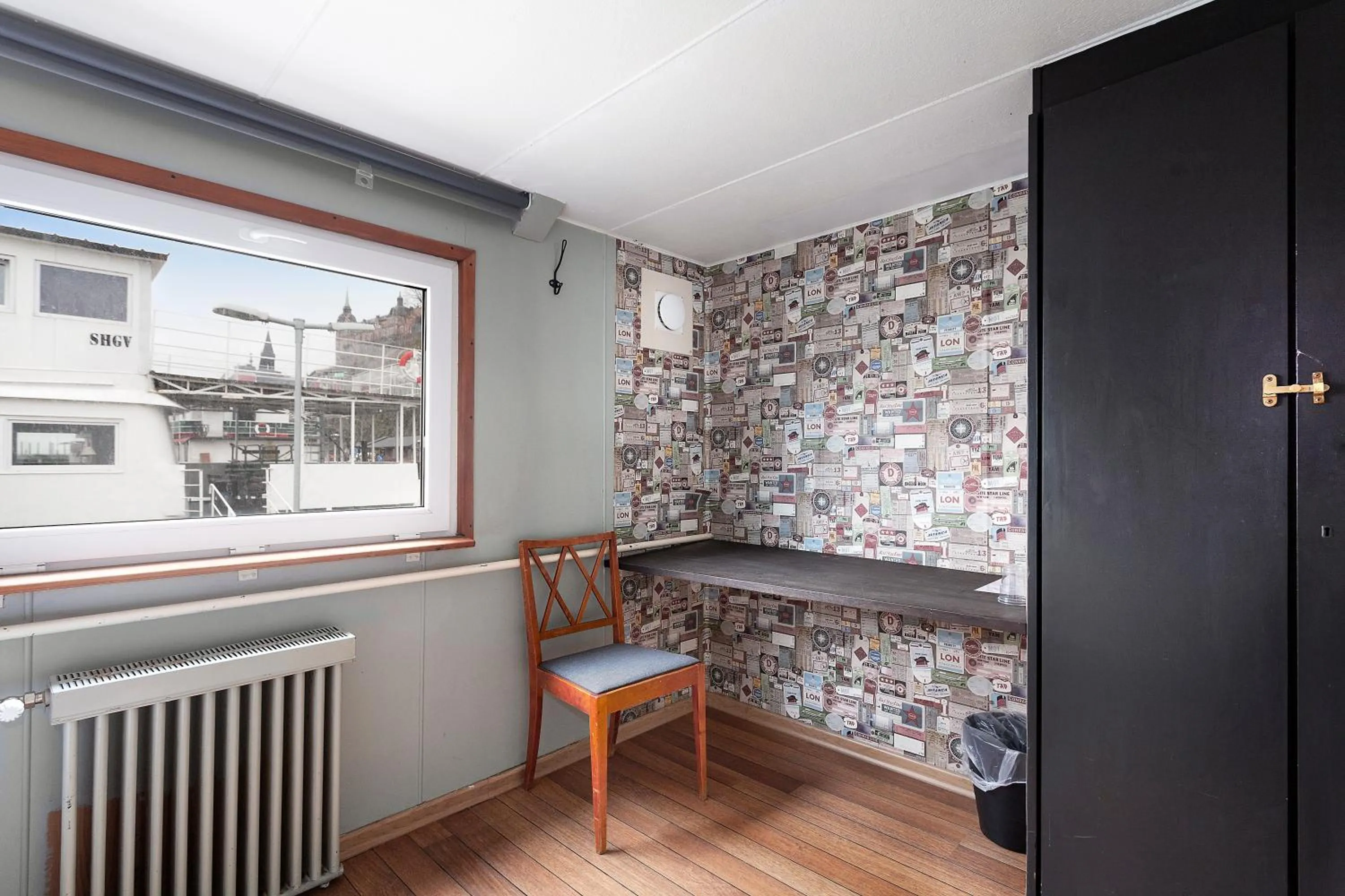 wardrobe in Rygerfjord Hotel & Hostel