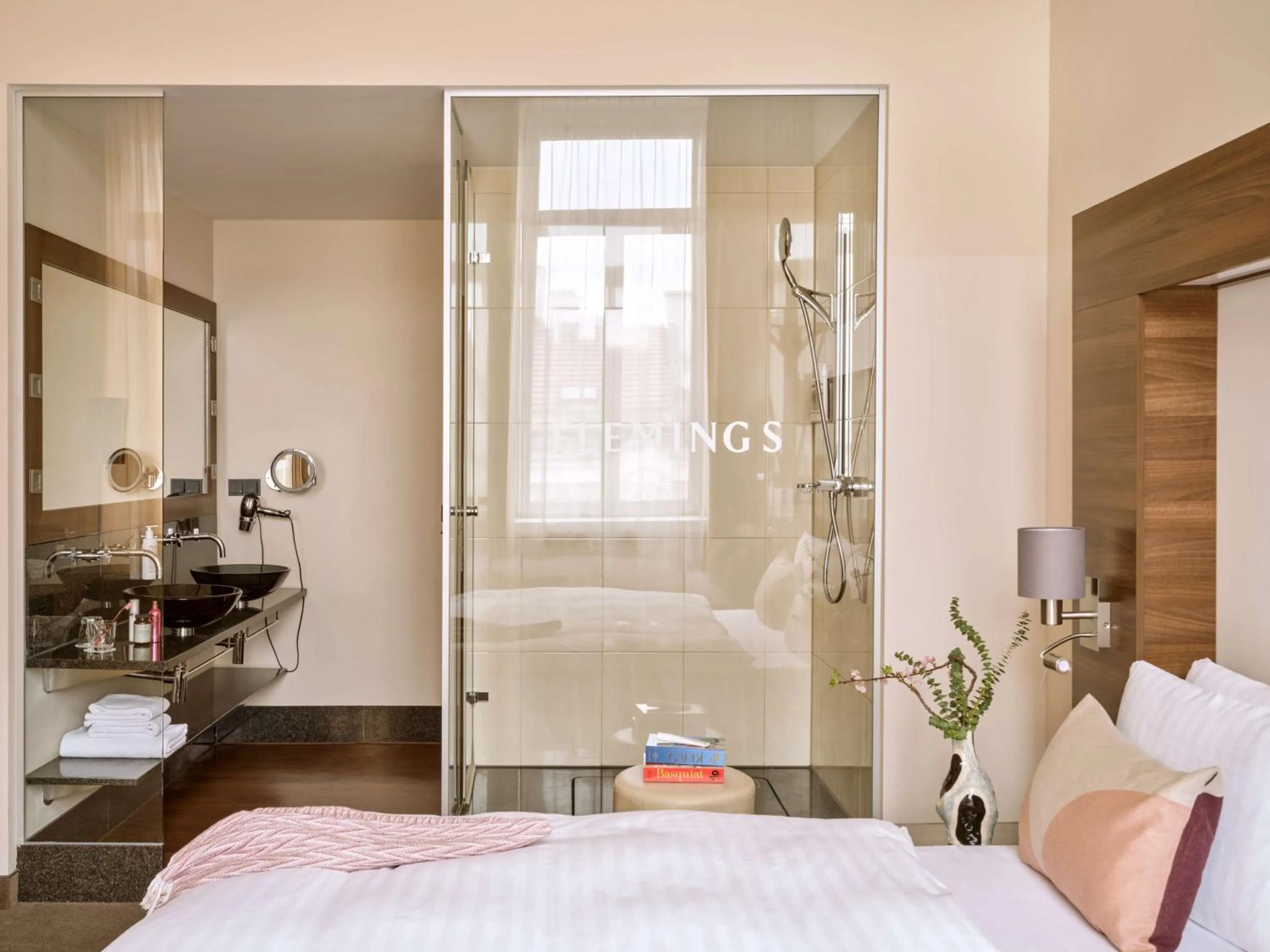 Bathroom, Bed in Flemings Selection Hotel Wien-City