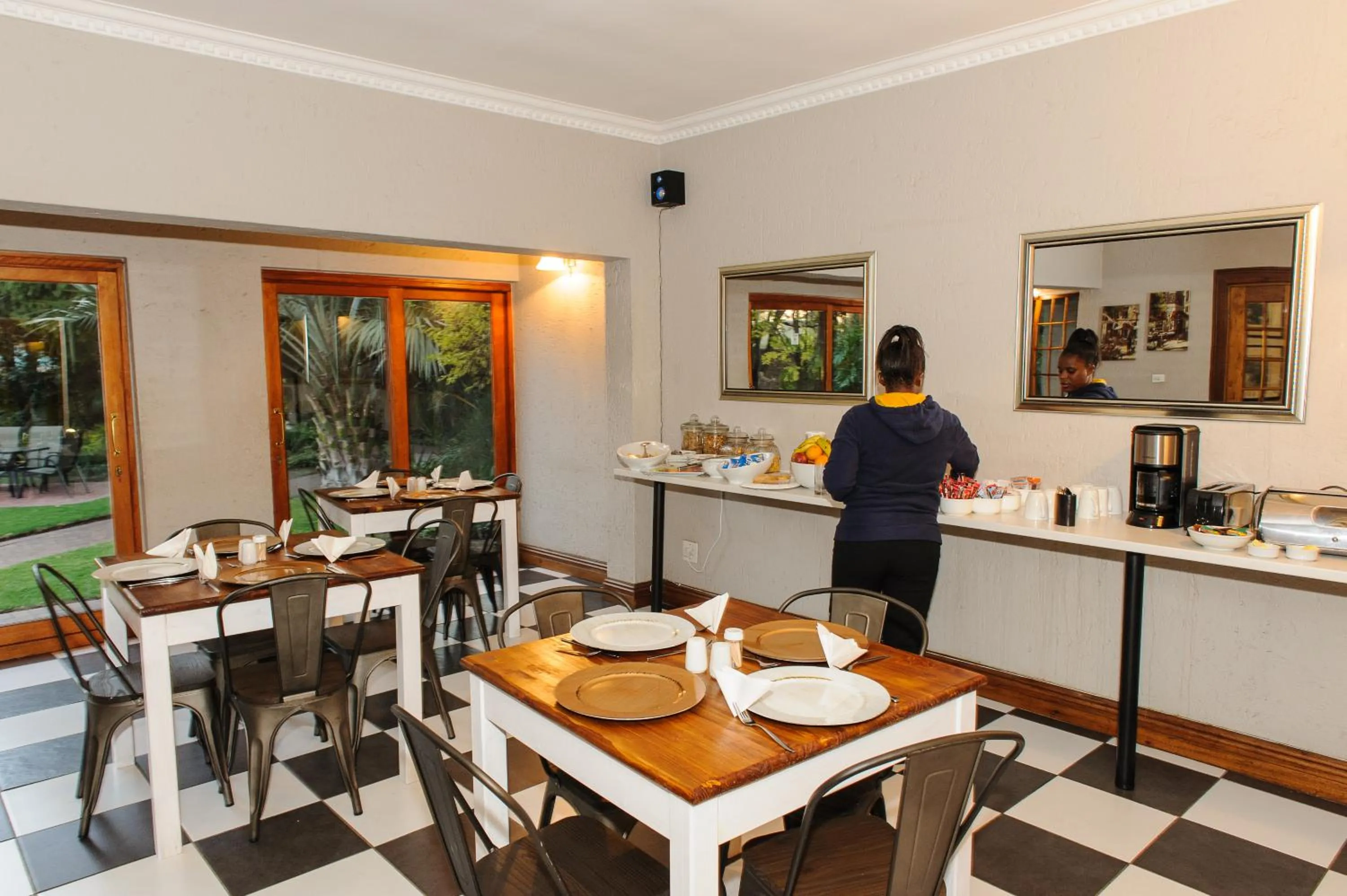 Restaurant/places to eat in Safari Club Guest Lodge OR Tambo International Airport
