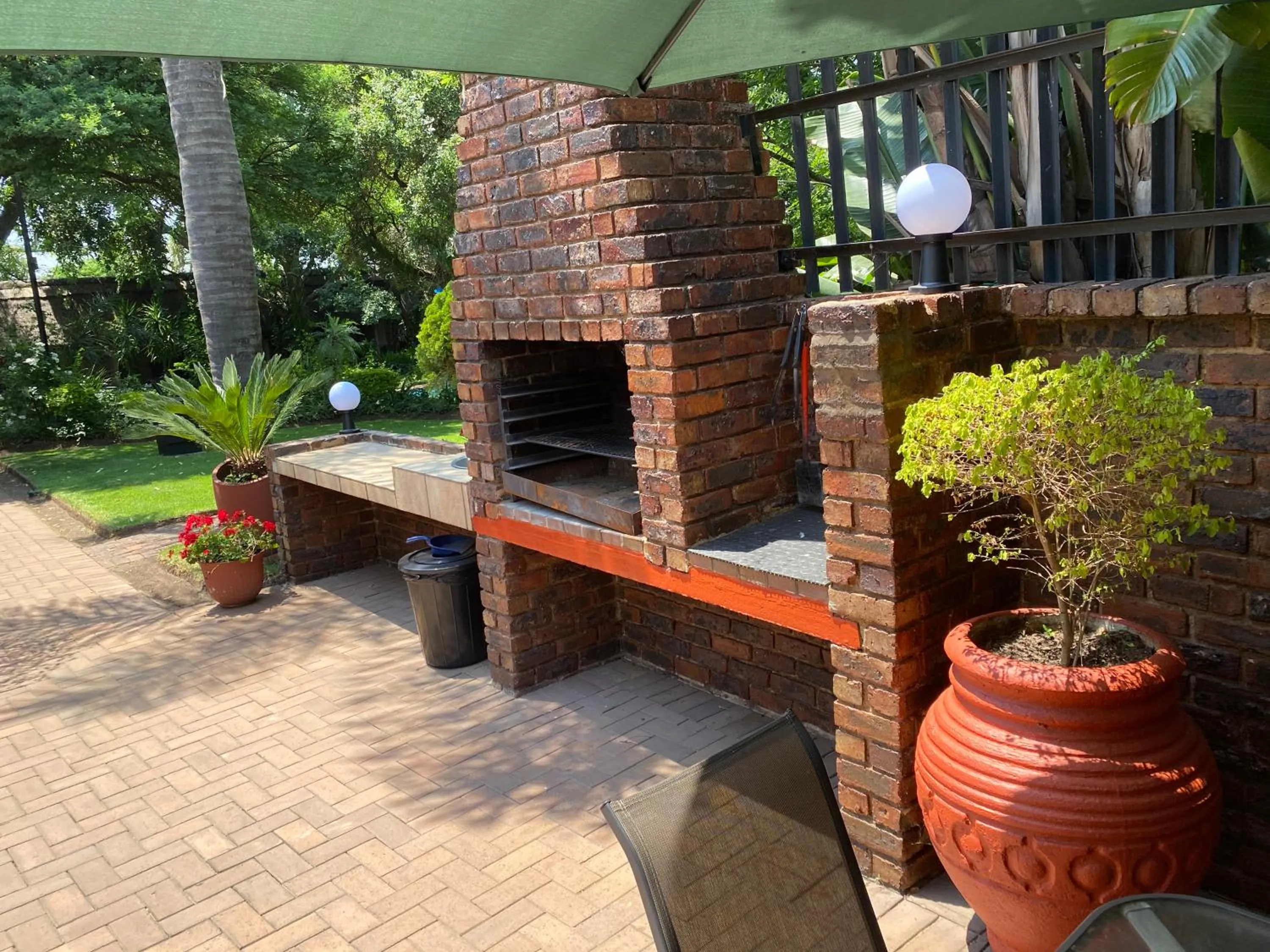 BBQ facilities in Safari Club Guest Lodge OR Tambo International Airport