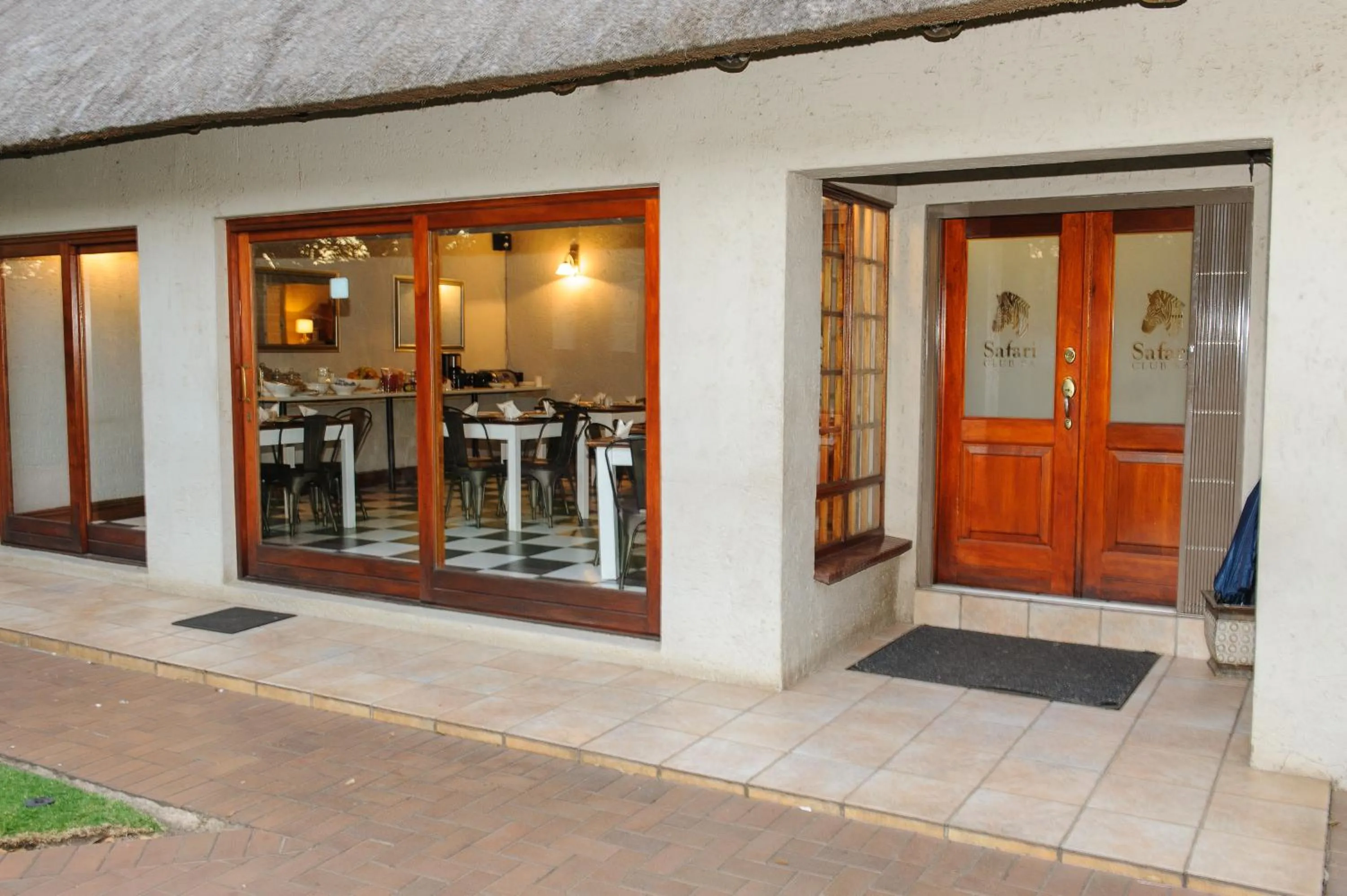 Restaurant/places to eat in Safari Club Guest Lodge OR Tambo International Airport
