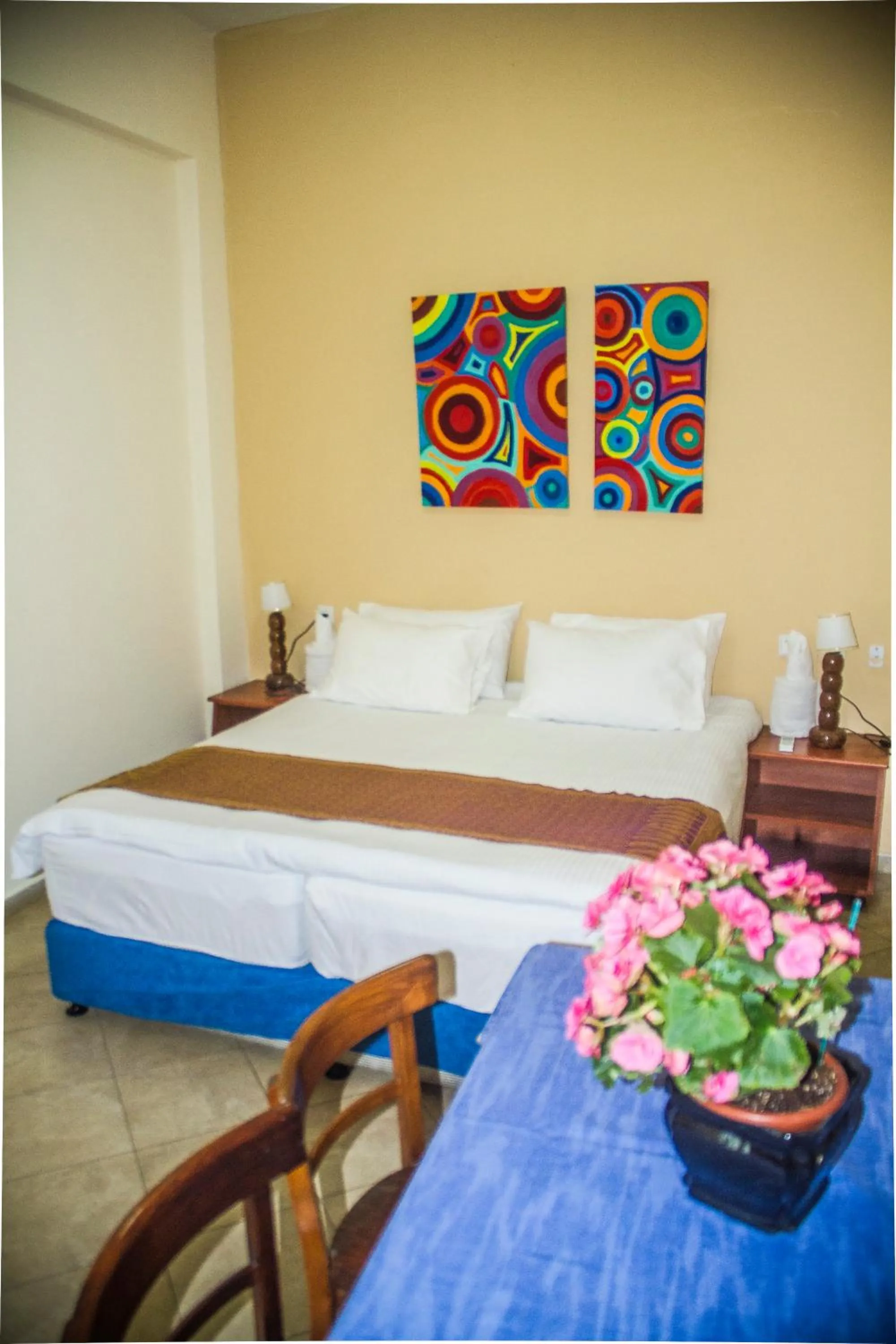 Photo of the whole room, Bed in Port Inn