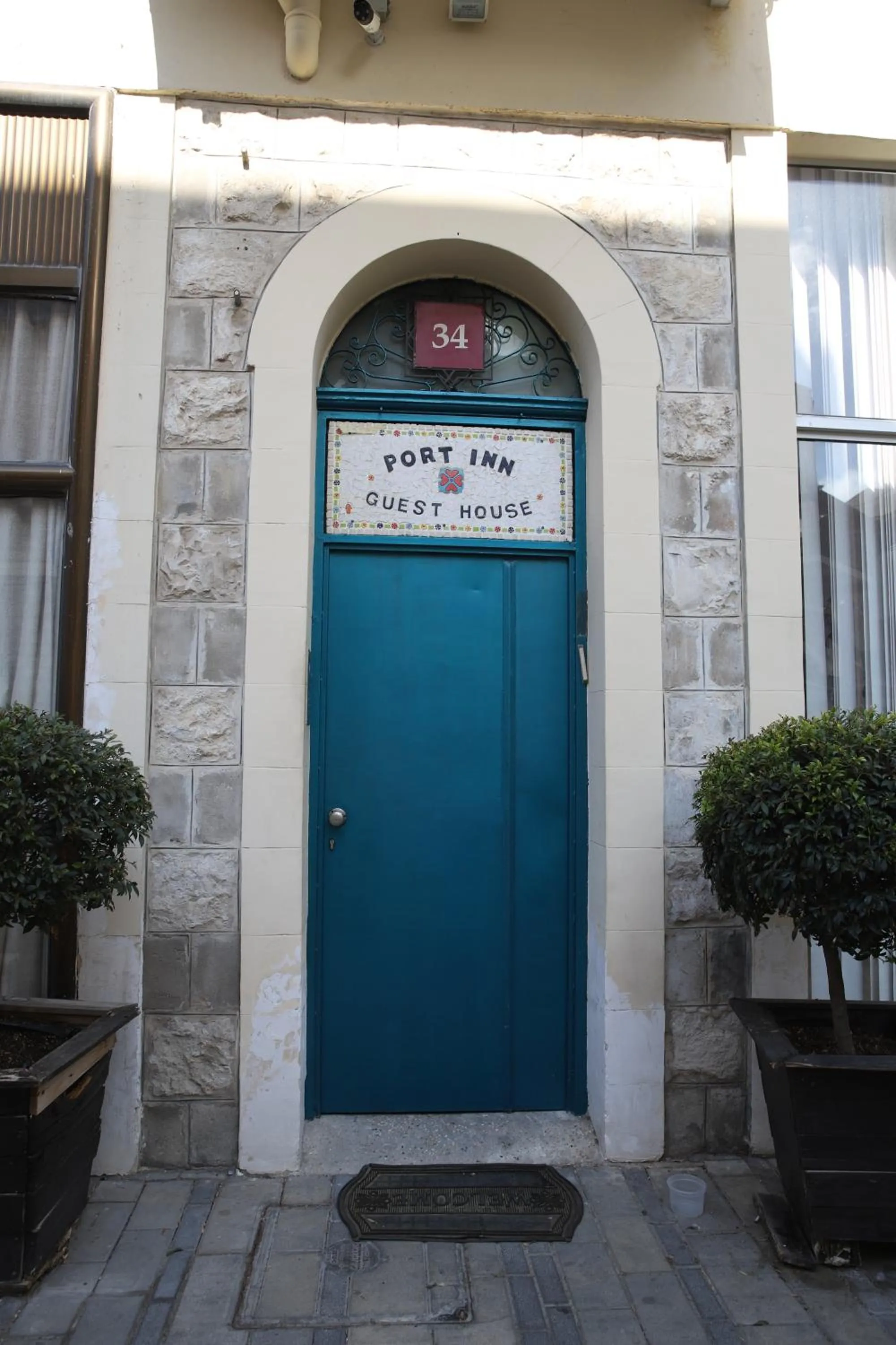 Facade/entrance in Port Inn