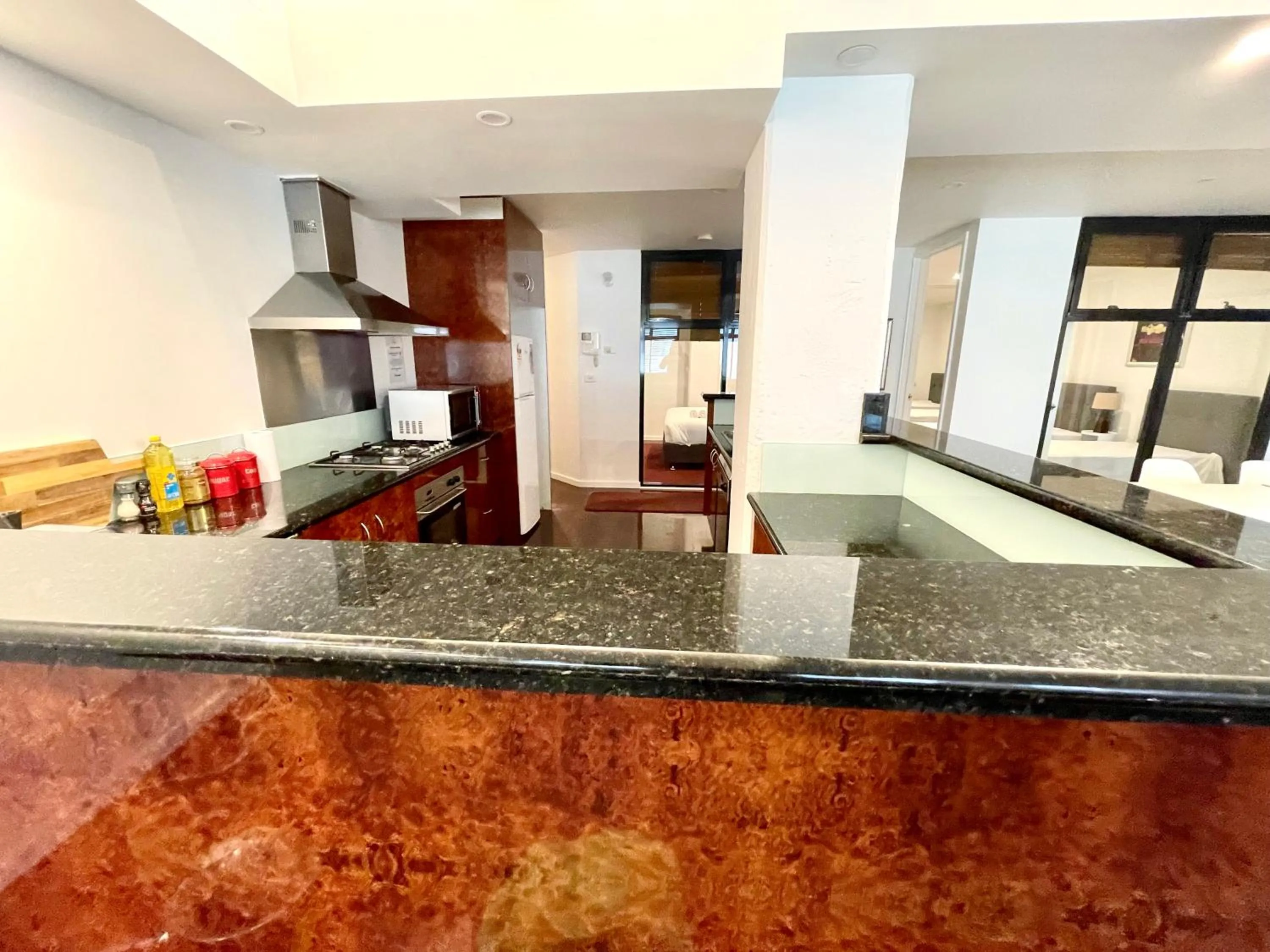 Kitchen or kitchenette in ReadySet Apartments on King