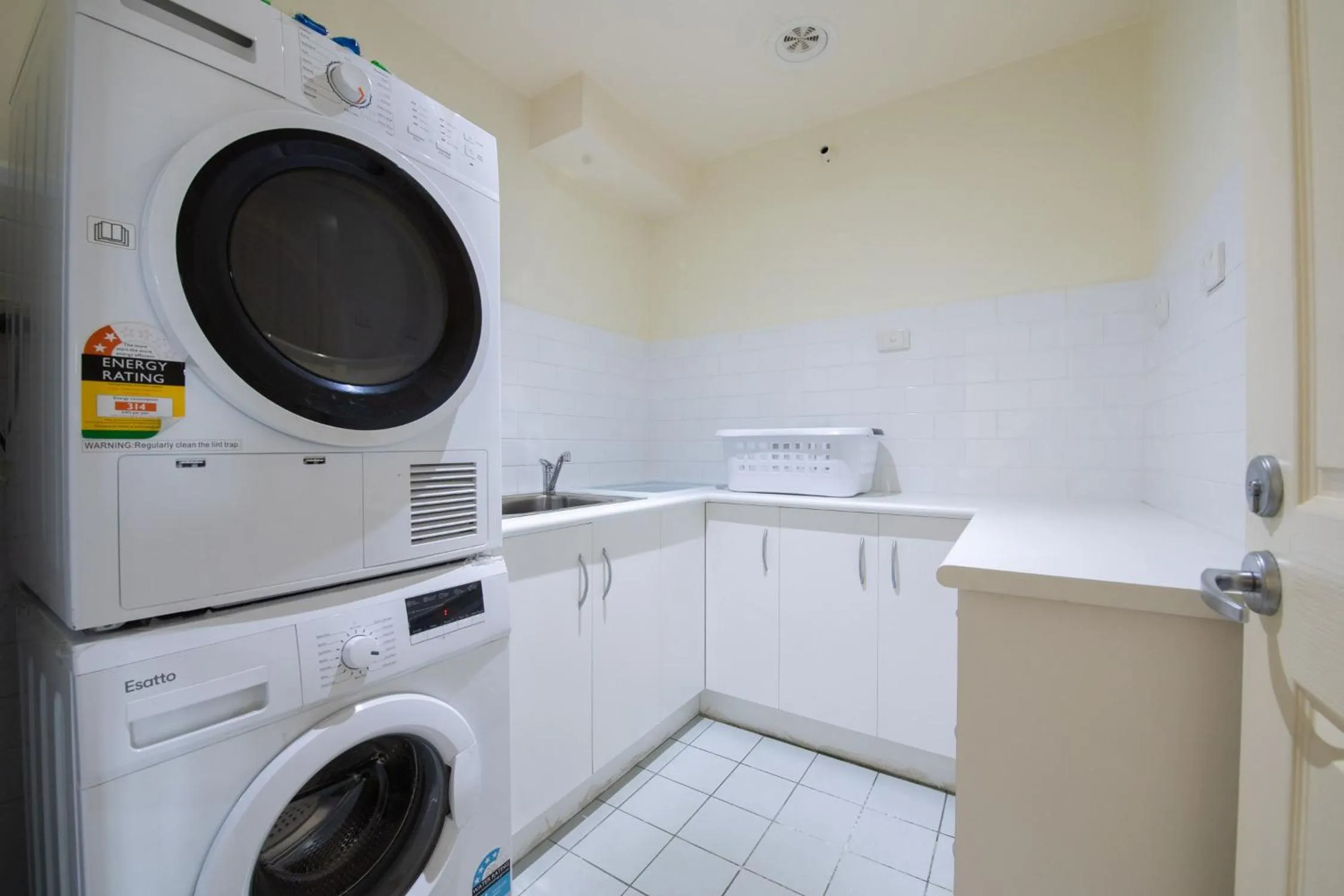 washing machine in ReadySet Apartments on King