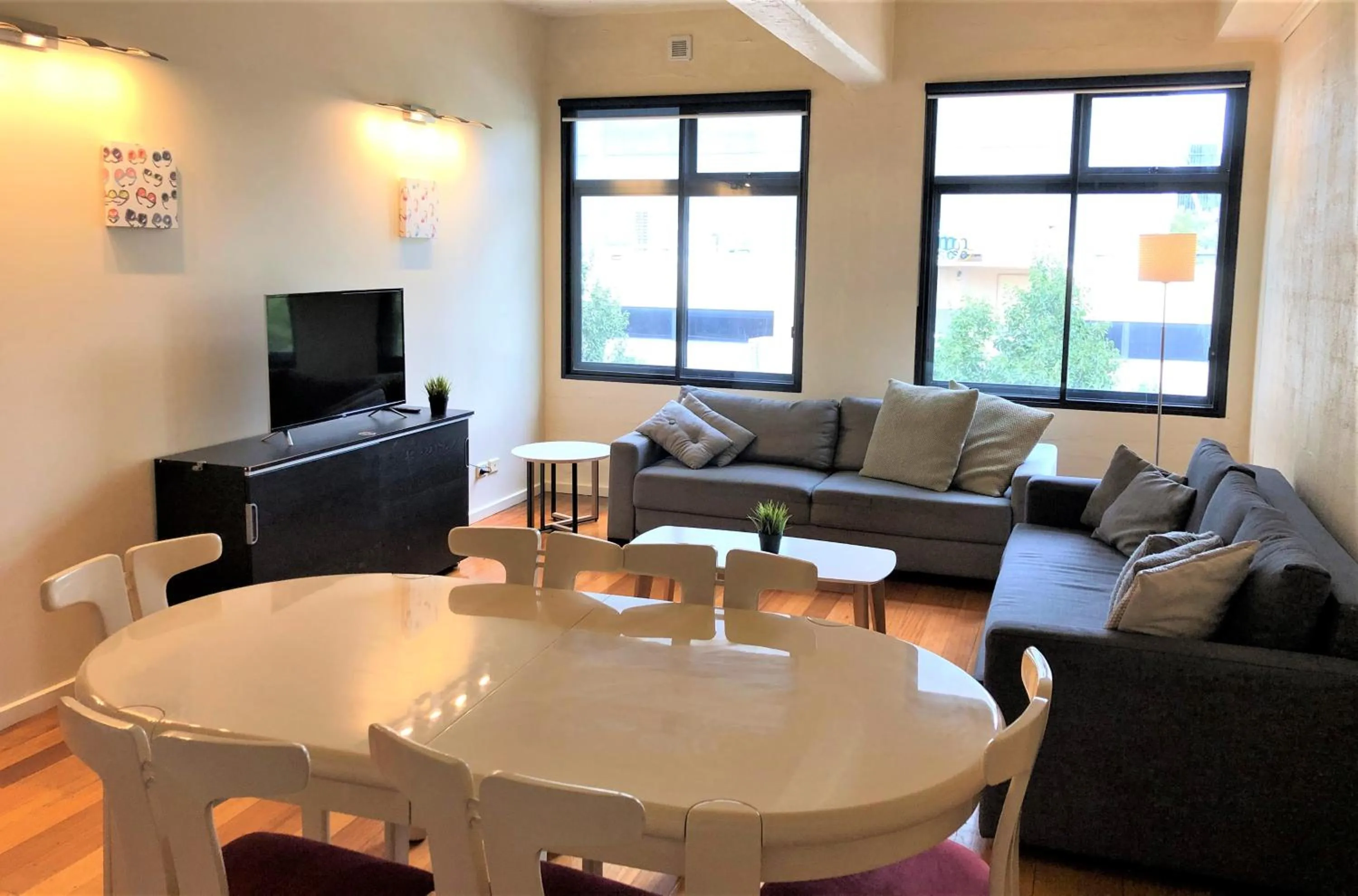 TV and multimedia in ReadySet Apartments on King