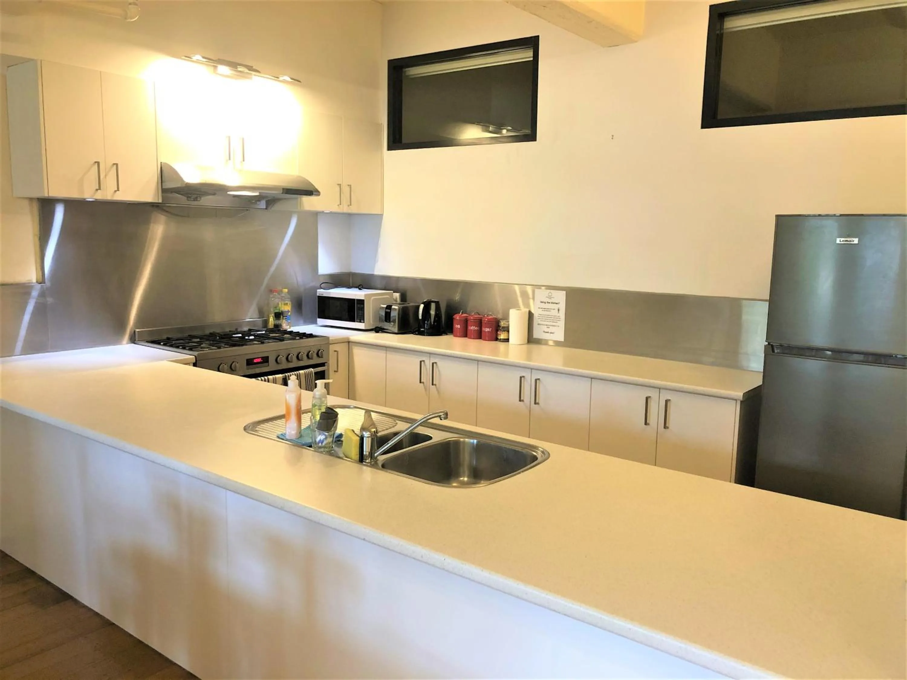 Kitchen or kitchenette in ReadySet Apartments on King