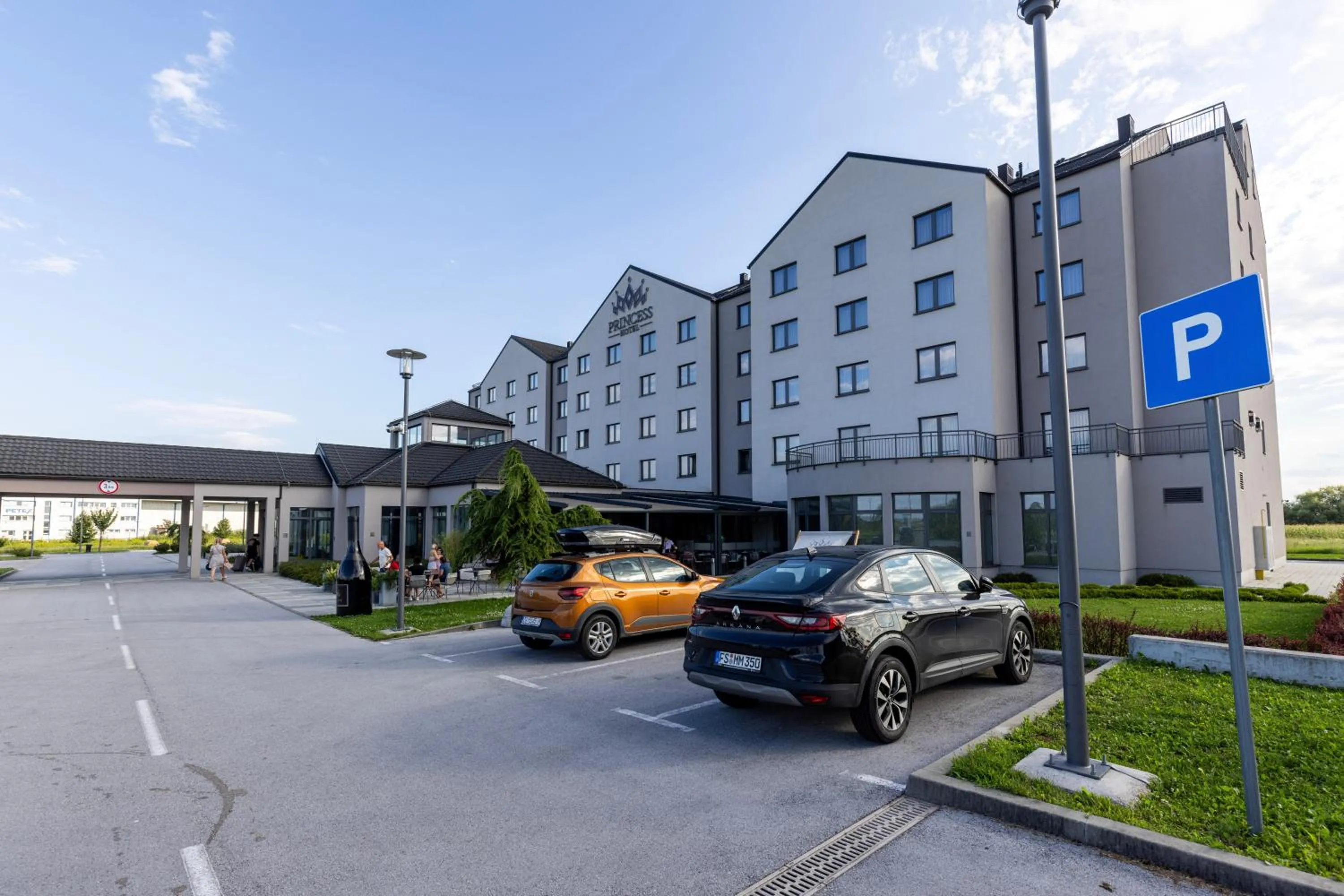 Restaurant/places to eat in Hotel Princess