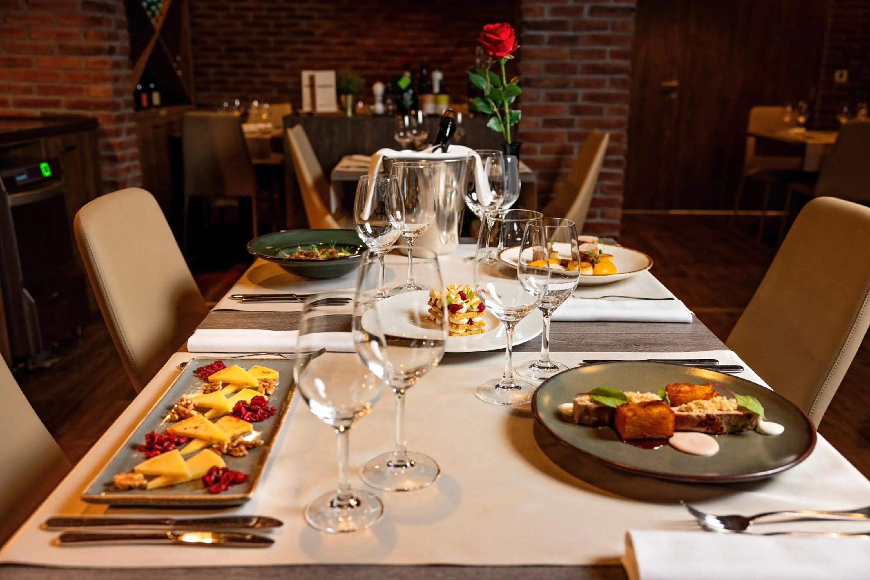 Restaurant/places to eat in Hotel Princess