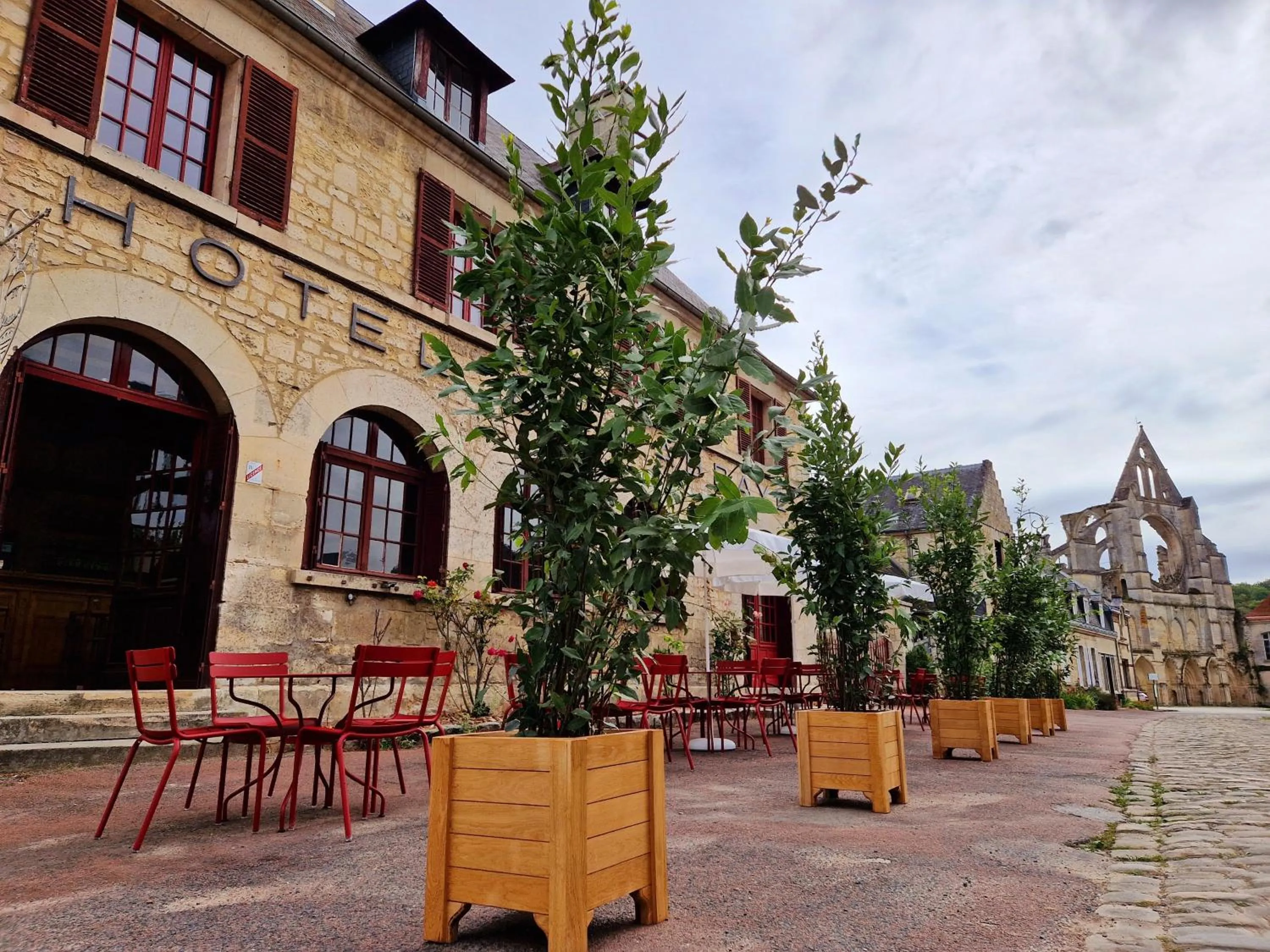 Property building in HOTEL DE L'ABBAYE DE LONGPONT