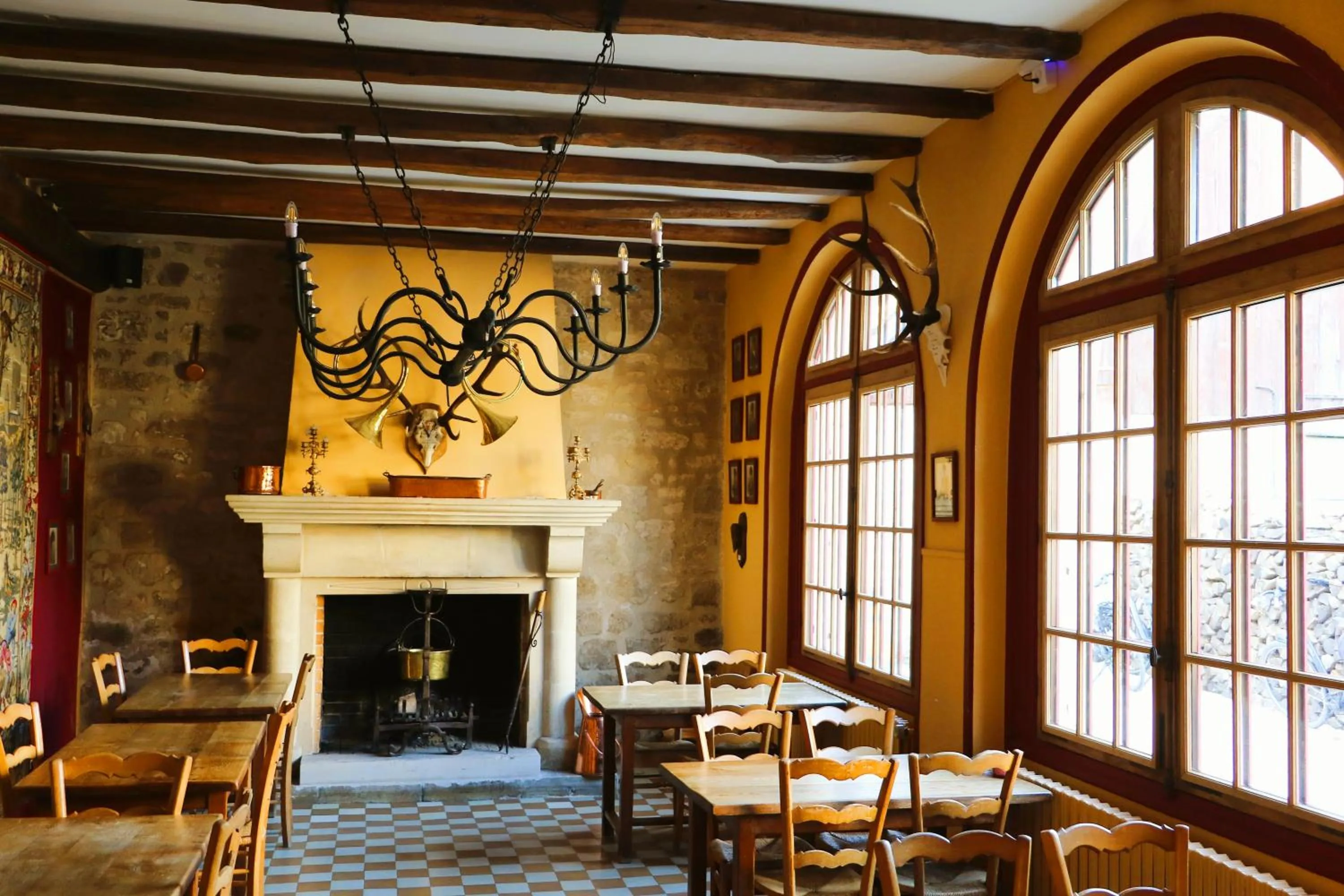 Restaurant/places to eat in HOTEL DE L'ABBAYE DE LONGPONT