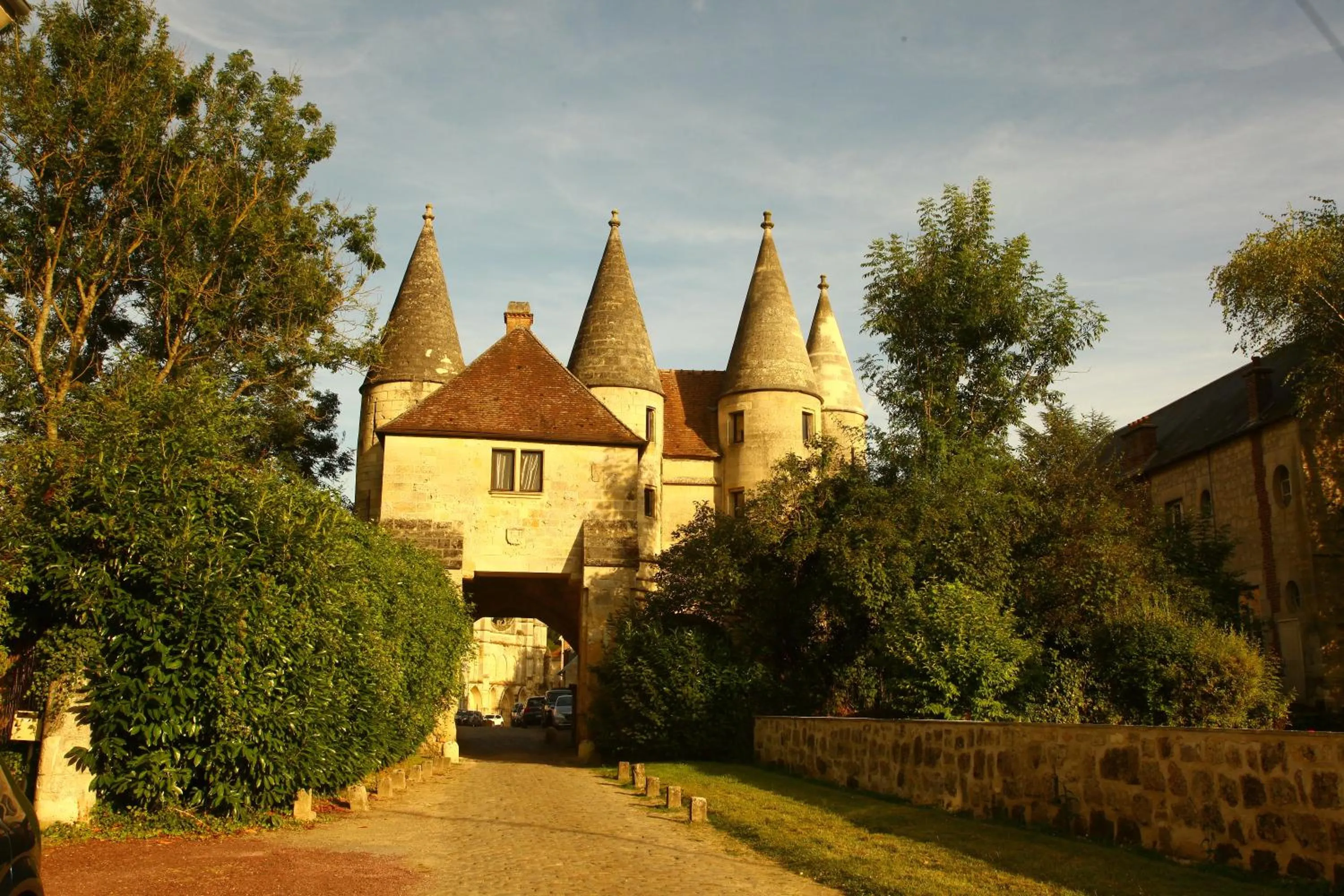 Nearby landmark in HOTEL DE L'ABBAYE DE LONGPONT