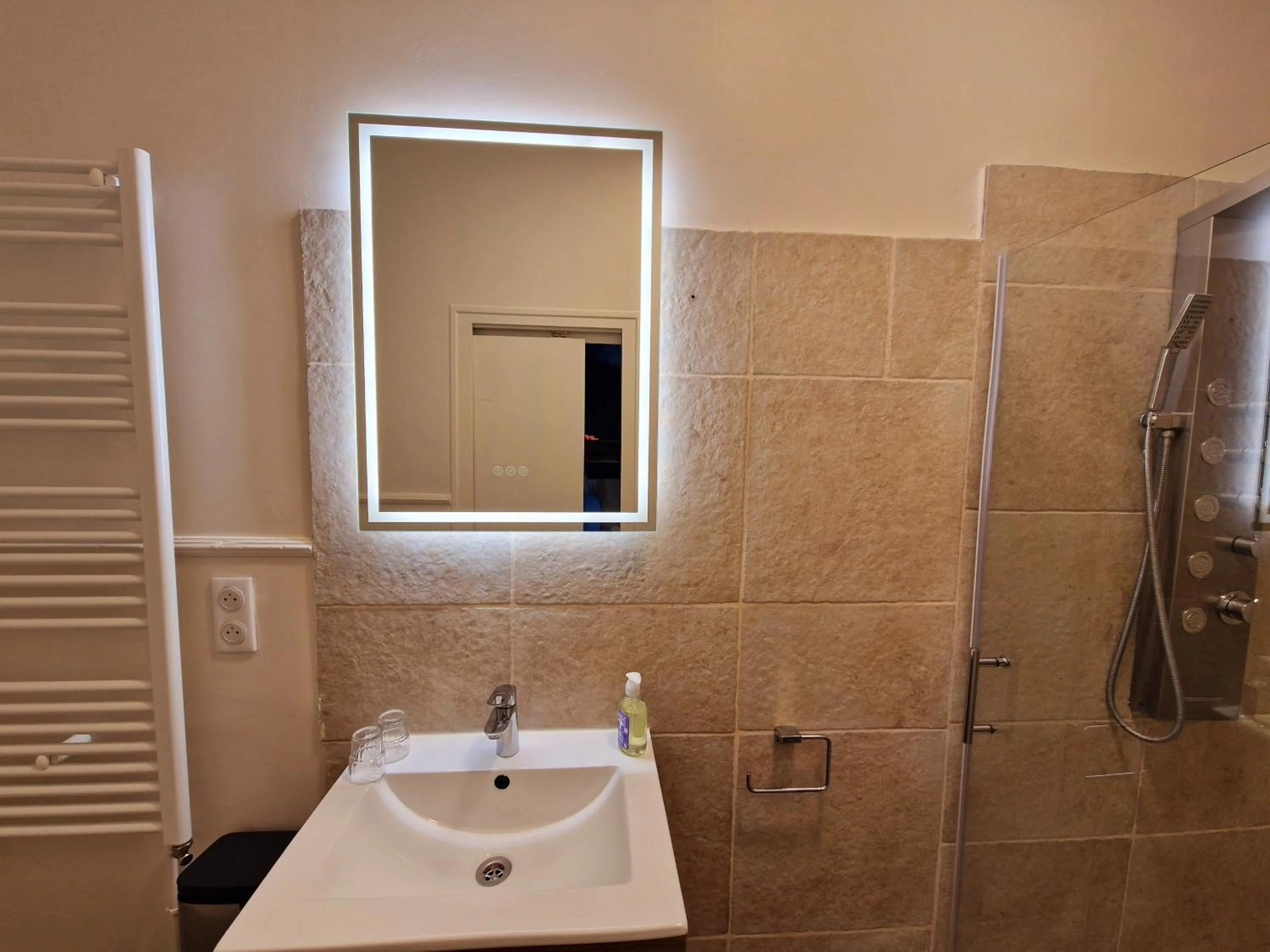 Shower in HOTEL DE L'ABBAYE DE LONGPONT