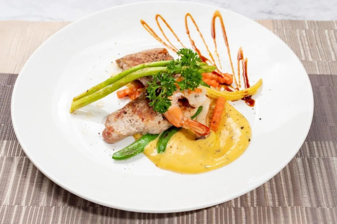 Restaurant/places to eat in ZIP Hotel & Restaurant