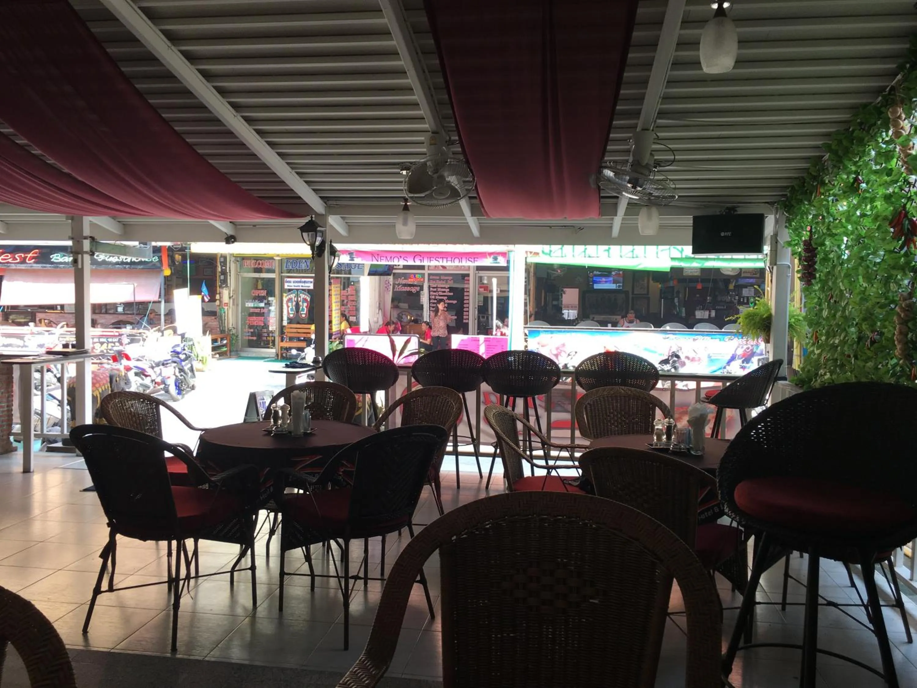 Restaurant/places to eat in ZIP Hotel & Restaurant