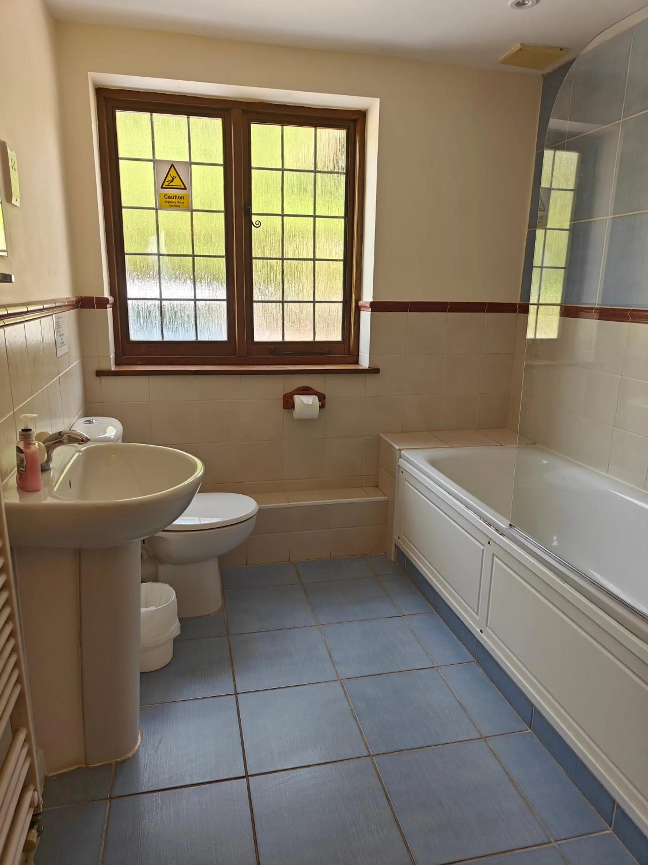 Bathroom in Little Foxes Hotel & Gatwick Airport Parking