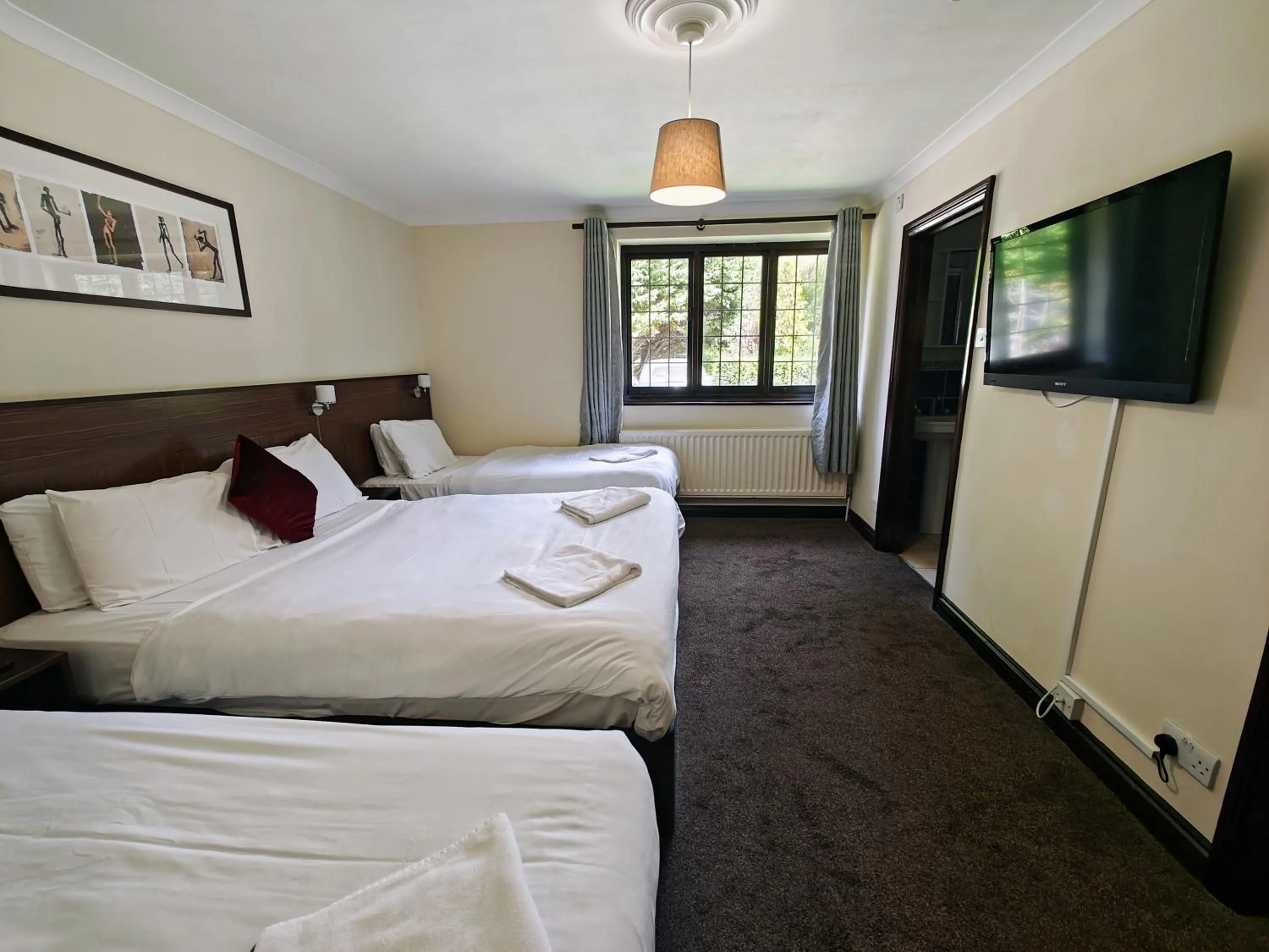 Bedroom, Bed in Little Foxes Hotel & Gatwick Airport Parking