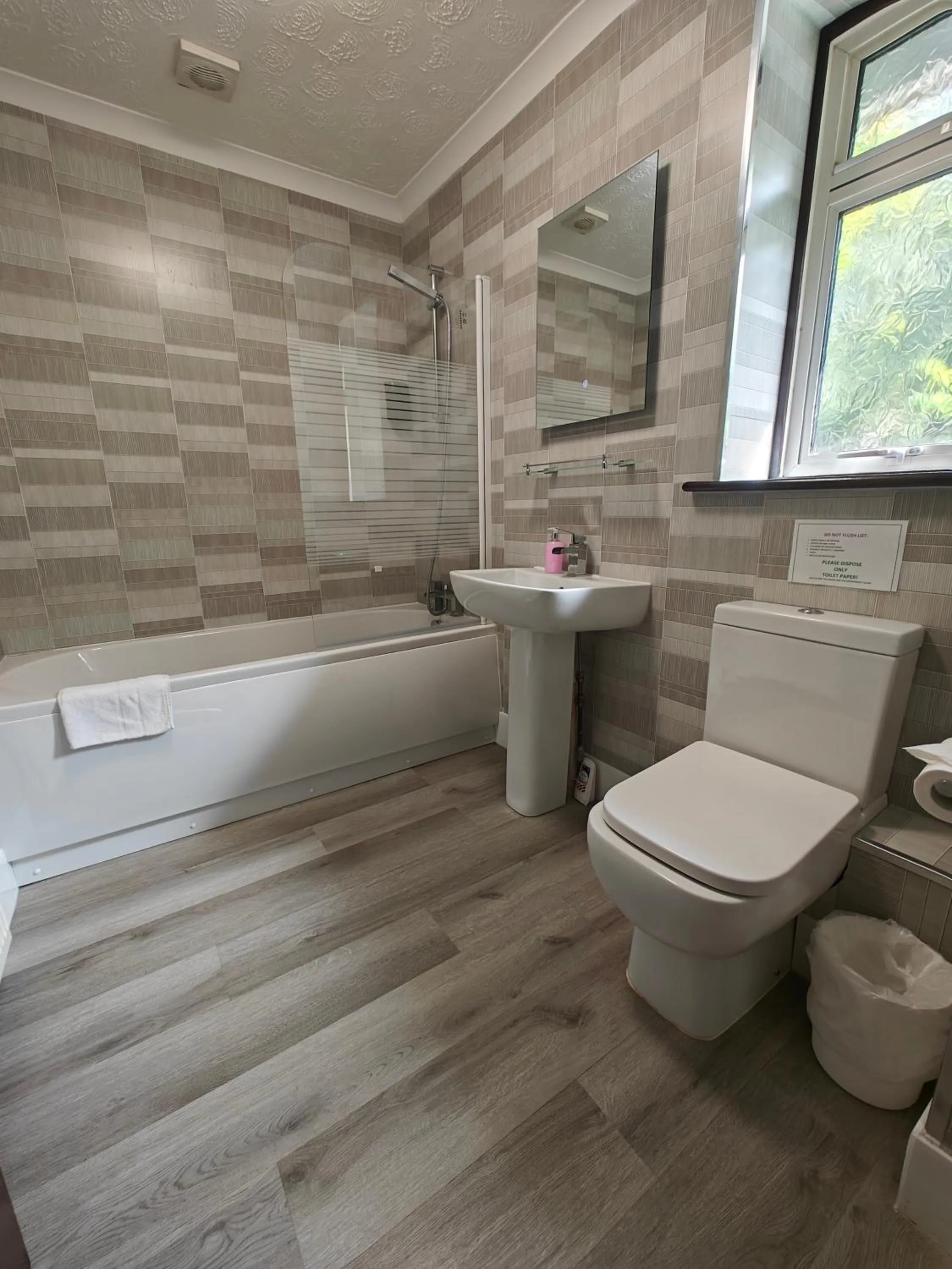 Bathroom in Little Foxes Hotel & Gatwick Airport Parking