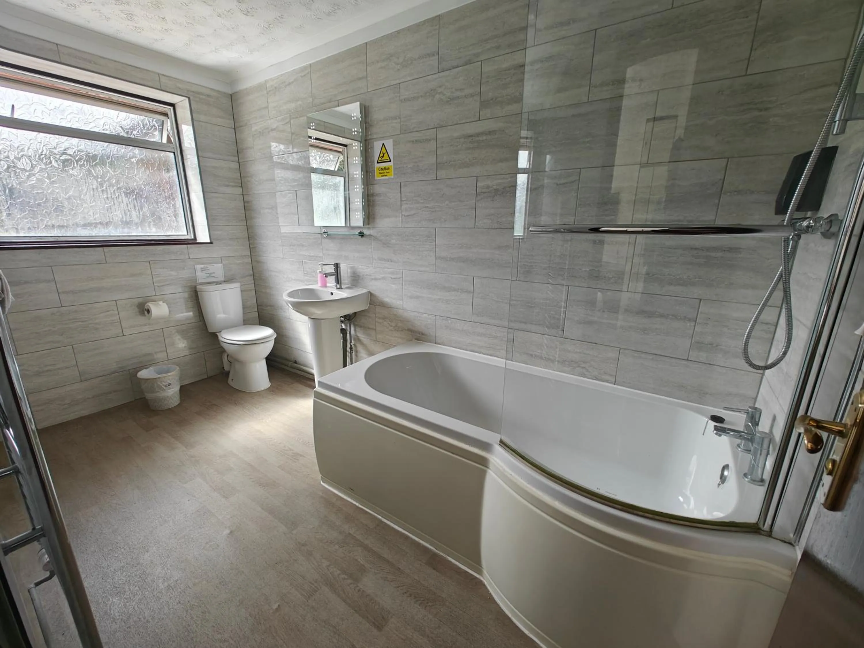 Bathroom in Little Foxes Hotel & Gatwick Airport Parking