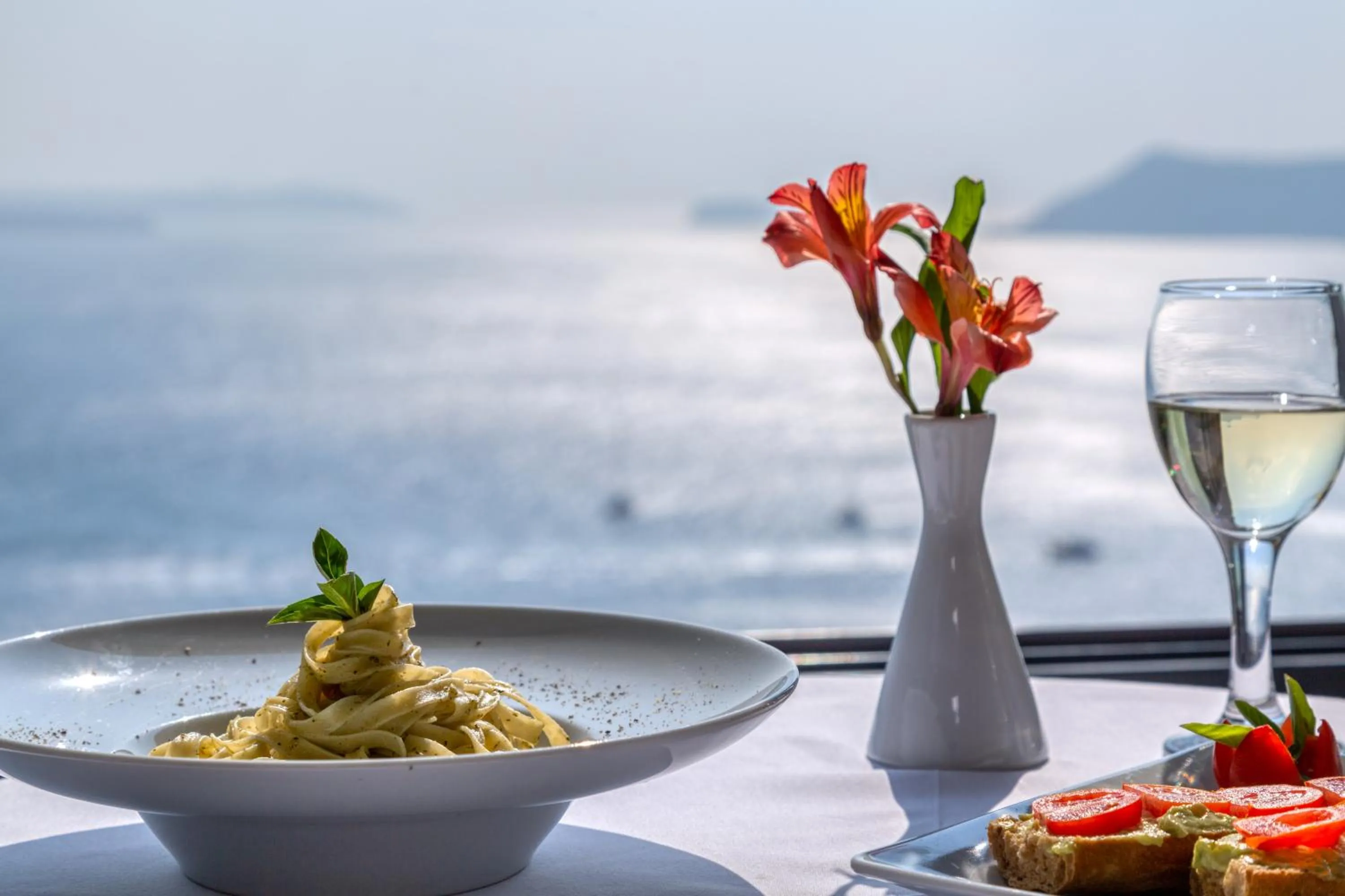 Restaurant/places to eat in Nostos Apartments