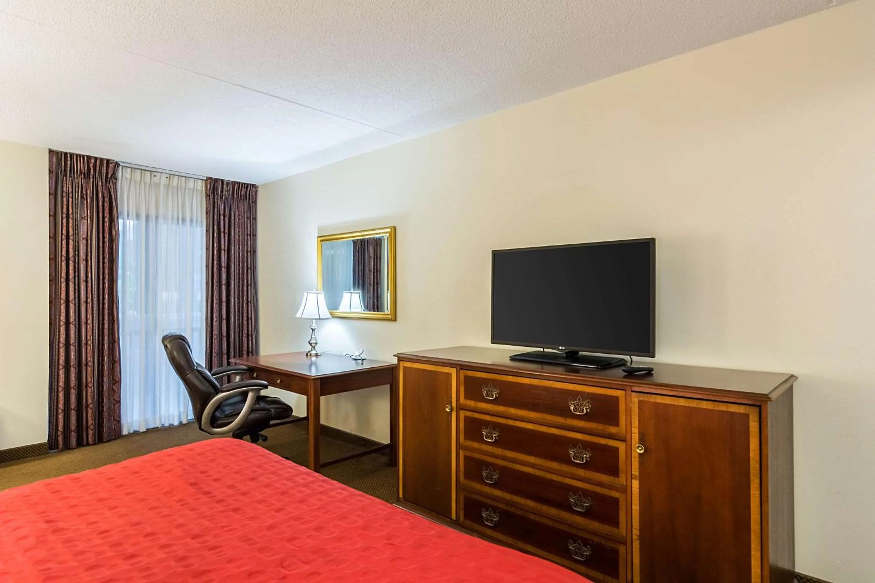 Photo of the whole room, Bed in Plaza Inn & Suites