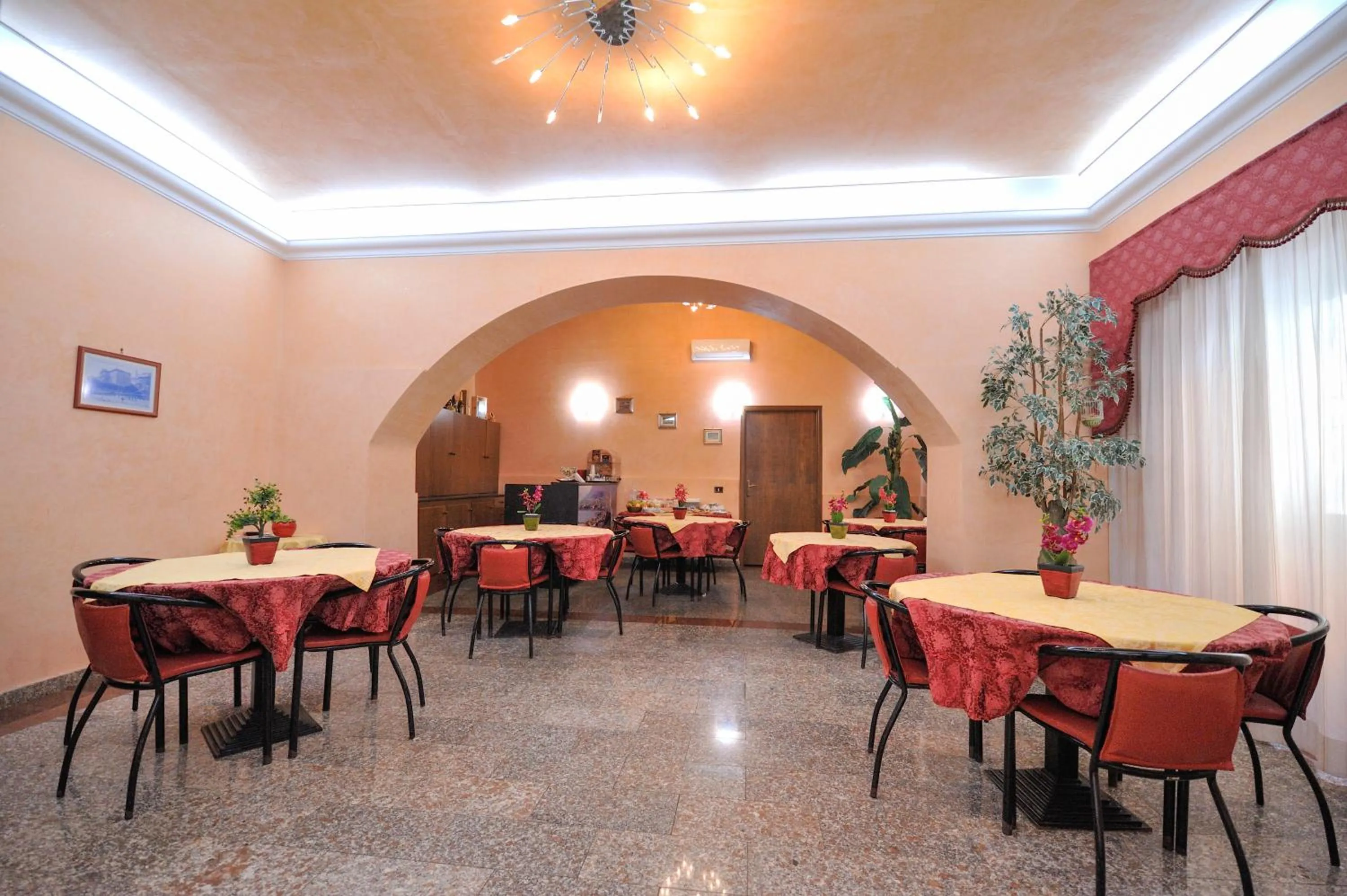 Restaurant/places to eat in Hotel Piccolo