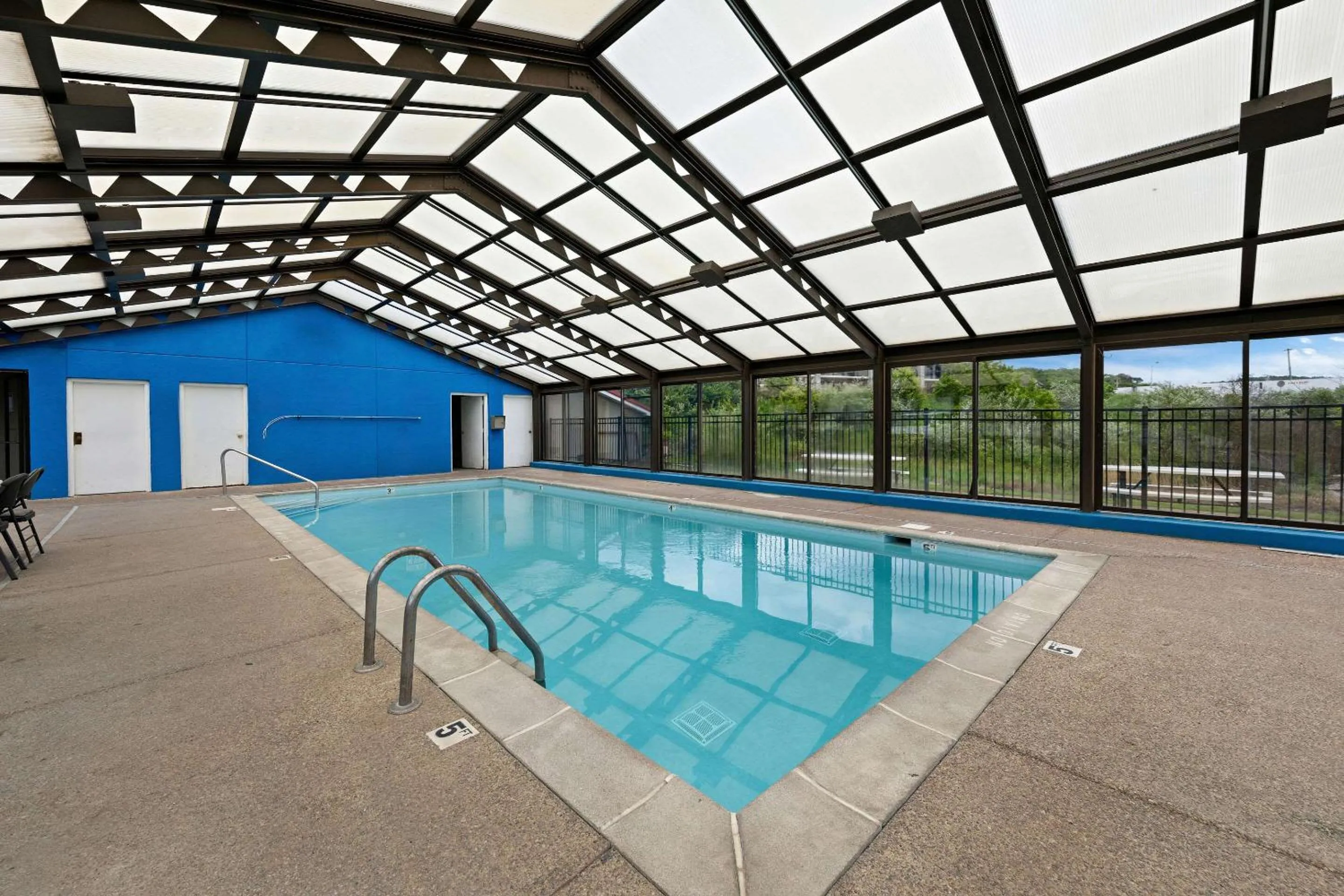 Swimming pool in Econo Lodge London North