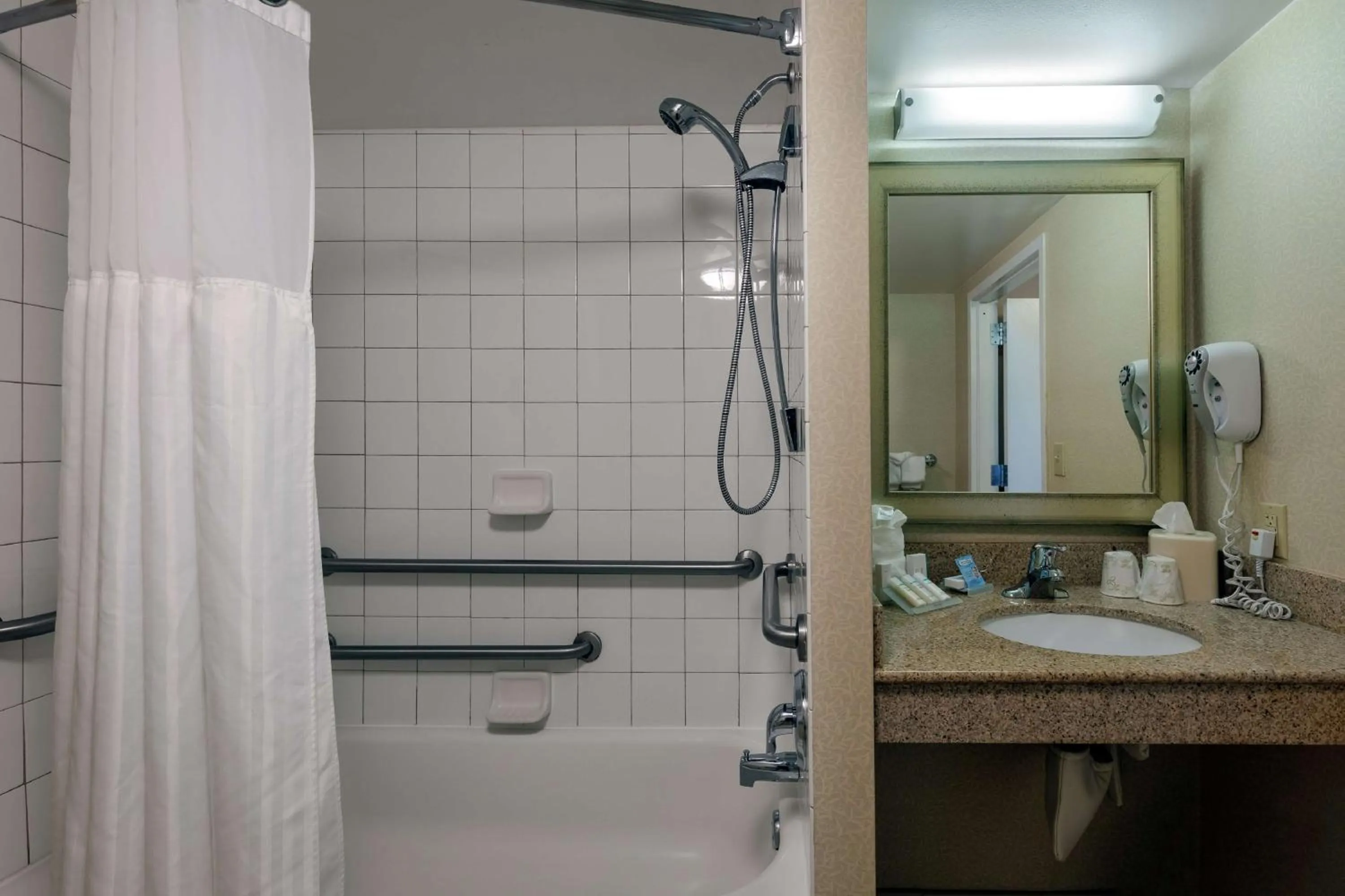 Bathroom in Hilton Garden Inn Mobile West I-65 Airport Boulevard