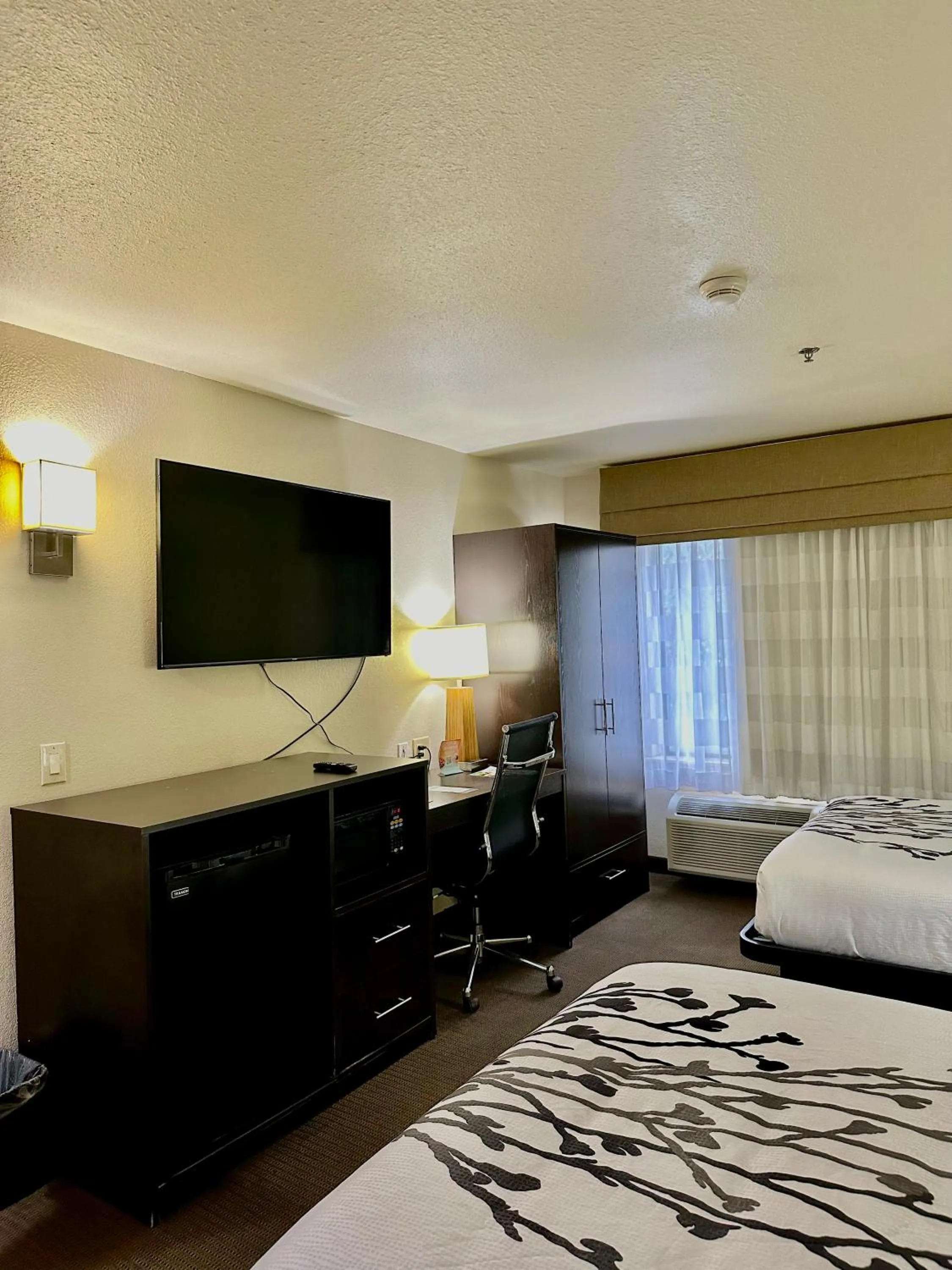 TV and multimedia, Bed in Sleep Inn & Suites Tulsa Central I-44