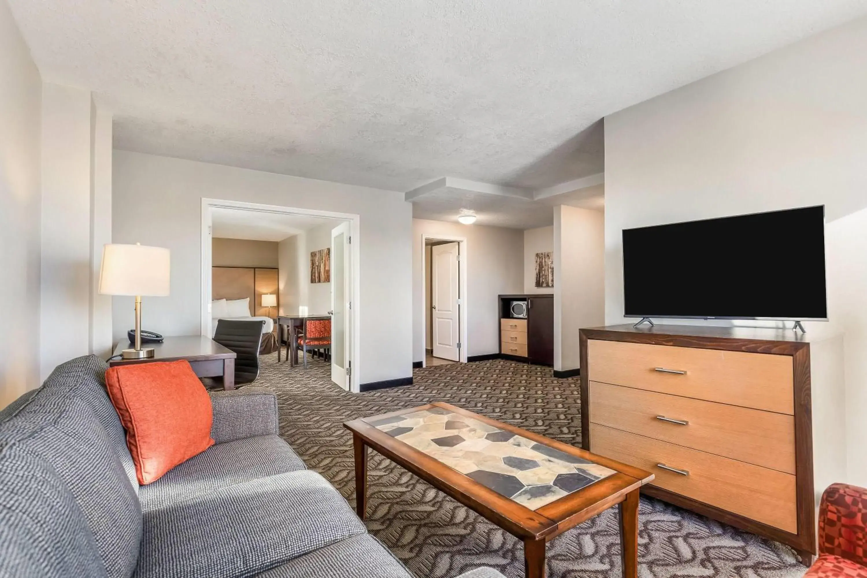 One-Bedroom Suite with One King Bed and Balcony - Non-Smoking in Days Inn by Wyndham Airdrie One-Bedroom Suite with One King Bed and Balcony - Non-Smoking in Days Inn by Wyndham Airdrie