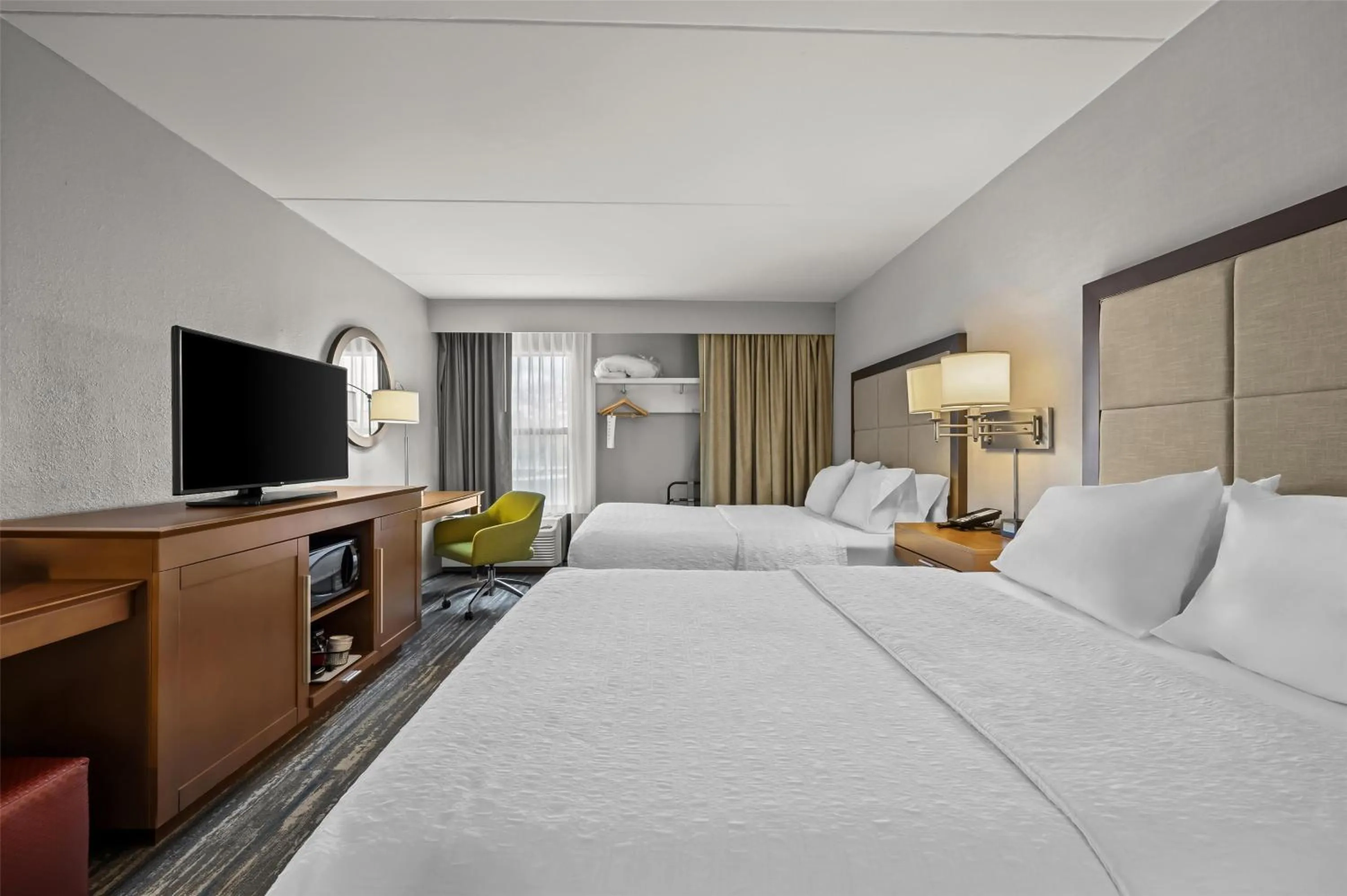 Bedroom, Bed in Hampton Inn Toledo-South/Maumee