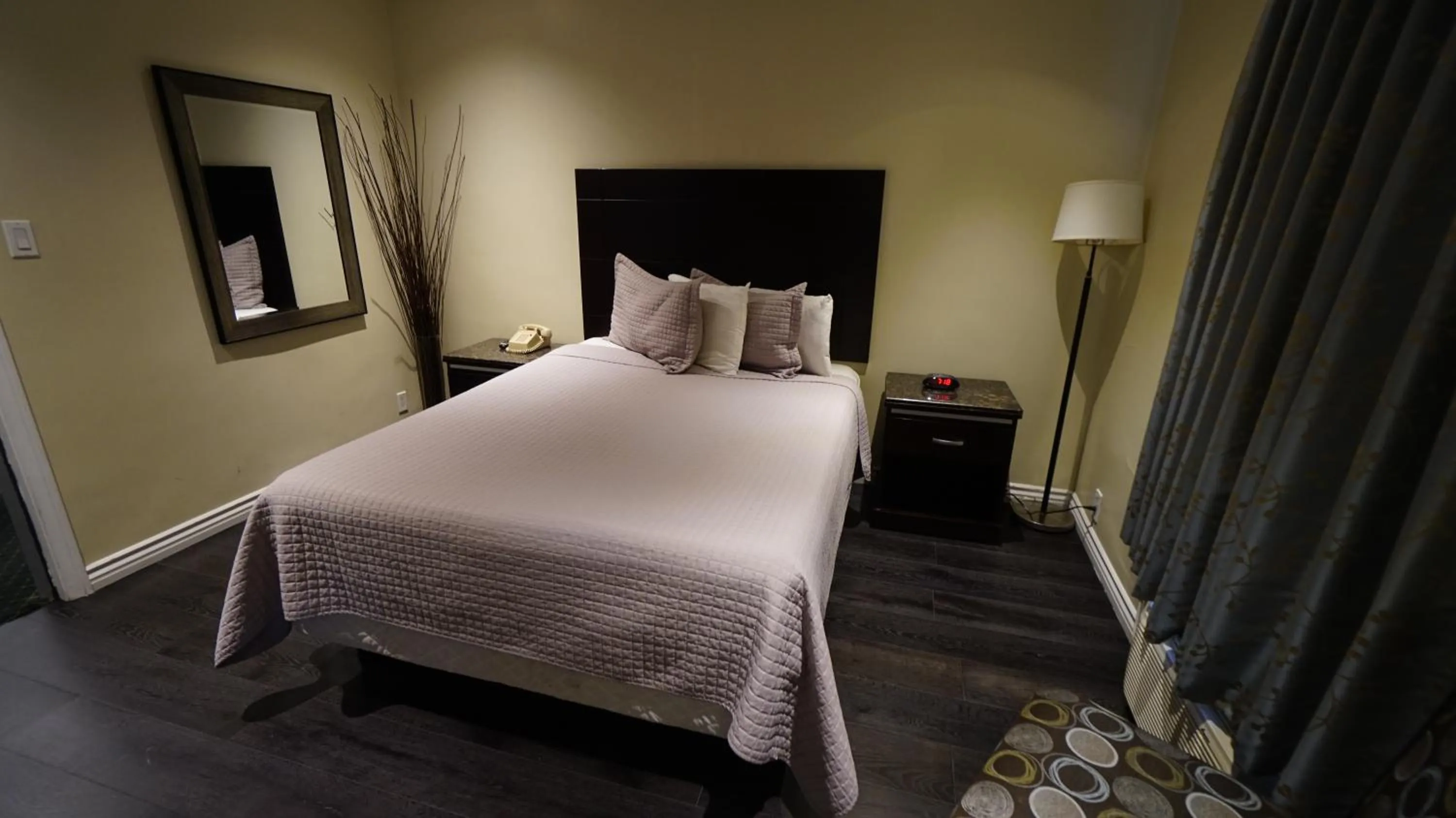 Bed in Trylon Hotel - Hollywood