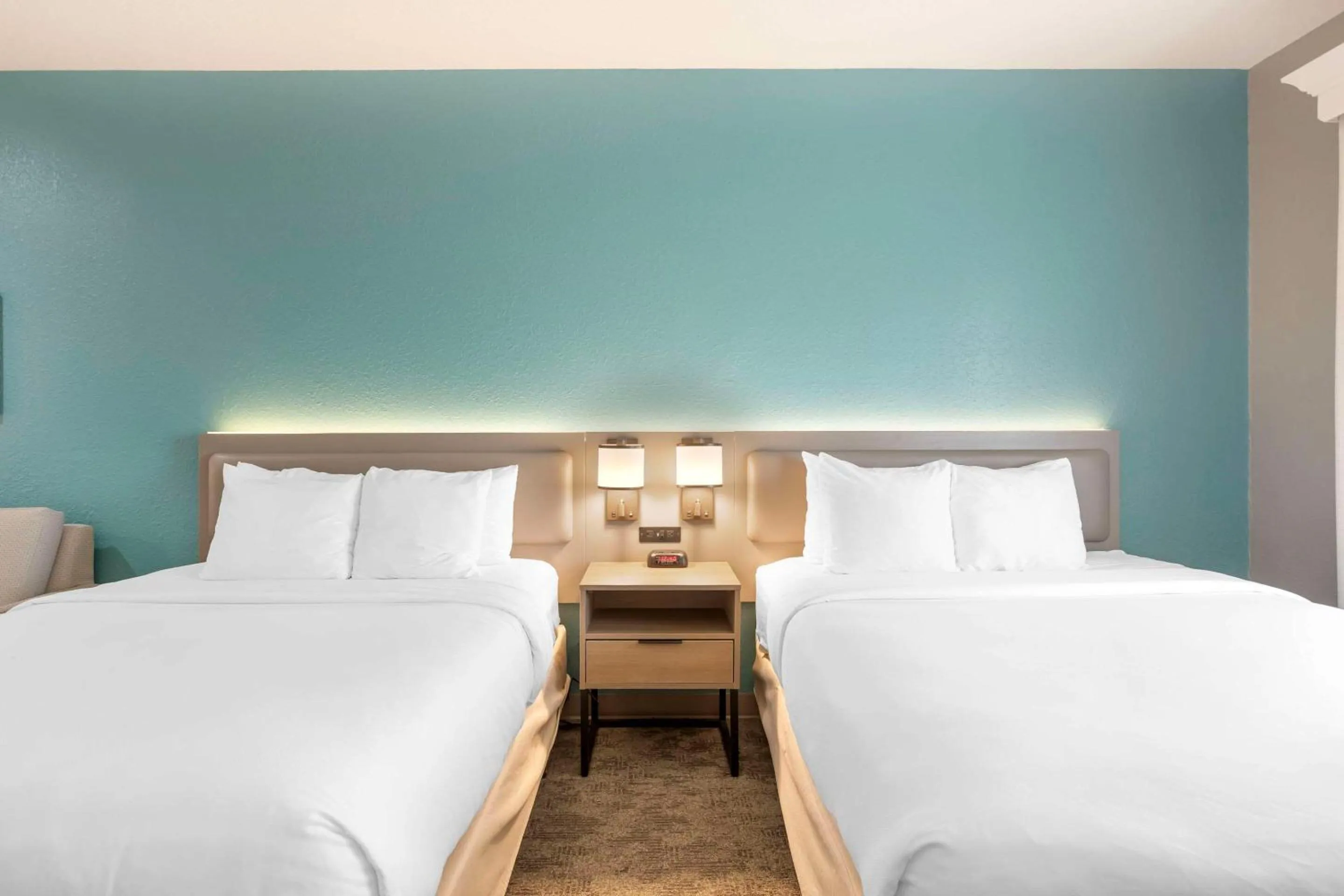 Bedroom, Bed in Comfort Inn & Suites Davenport - Quad Cities