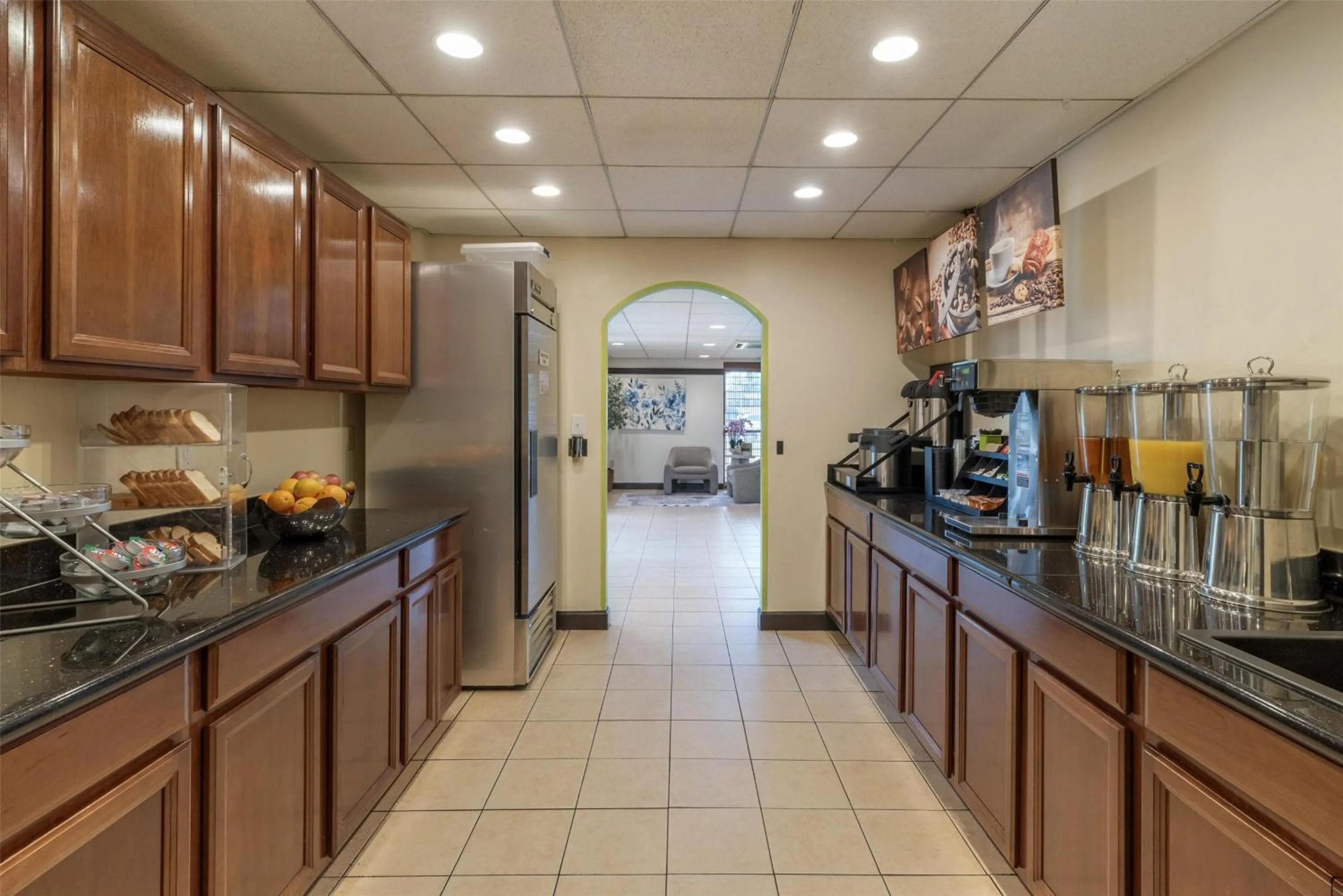 Restaurant/places to eat in SureStay Hotel by Best Western East Brunswick