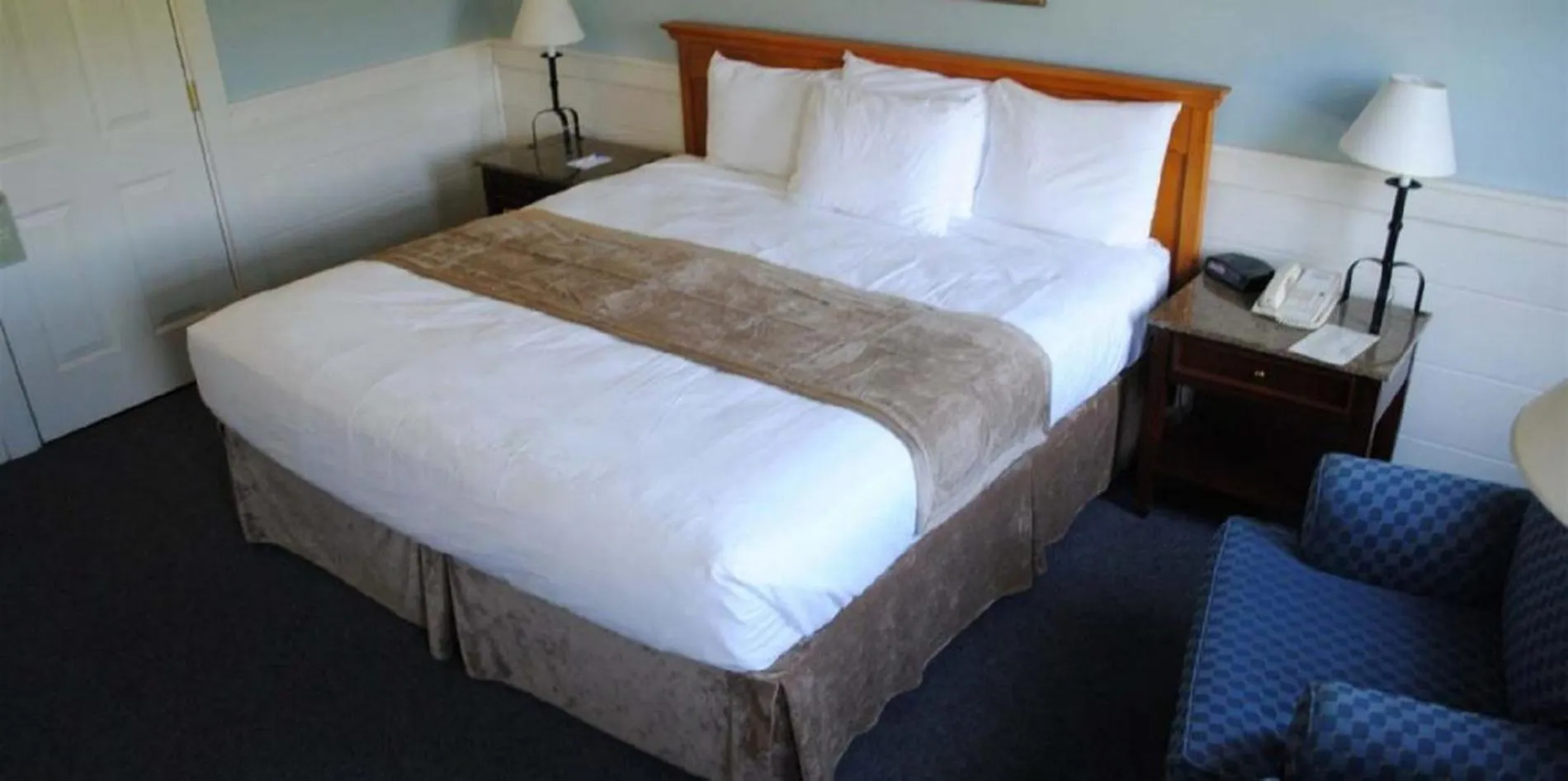Bed in Sebasco Harbor Resort & Golf Club