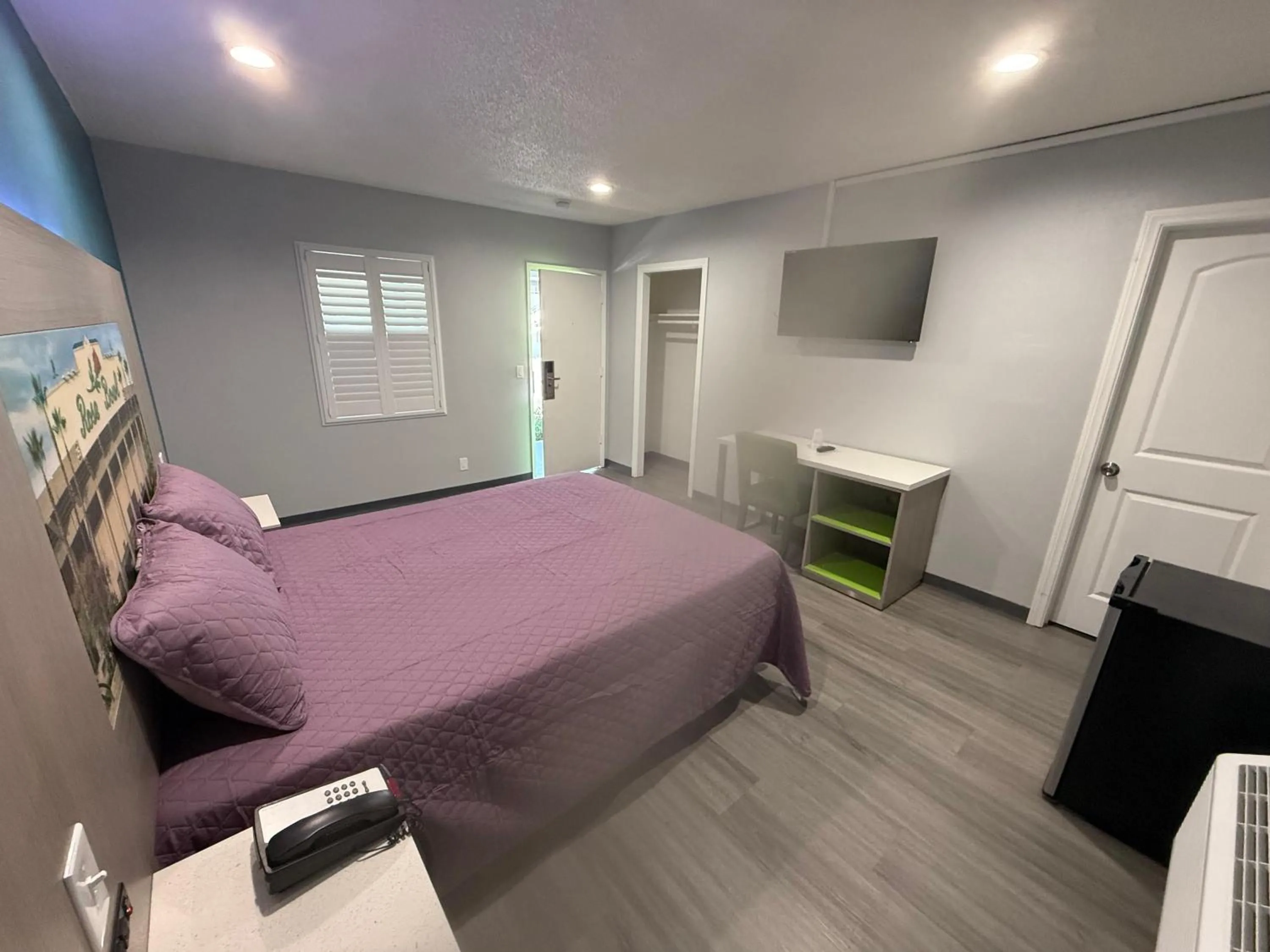 Bed in Hi-Way Host Motel