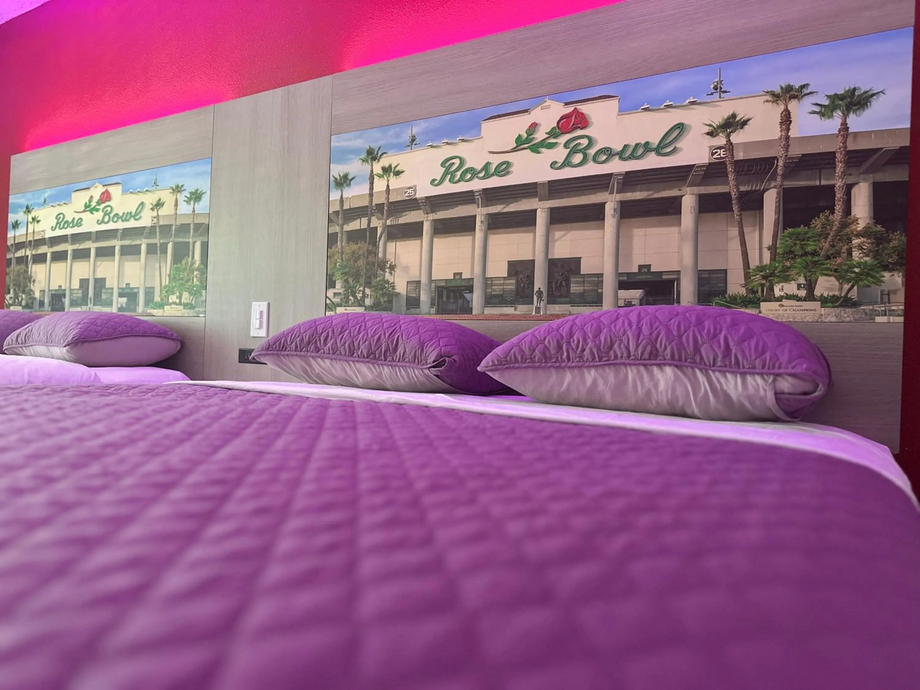 Bed in Hi-Way Host Motel