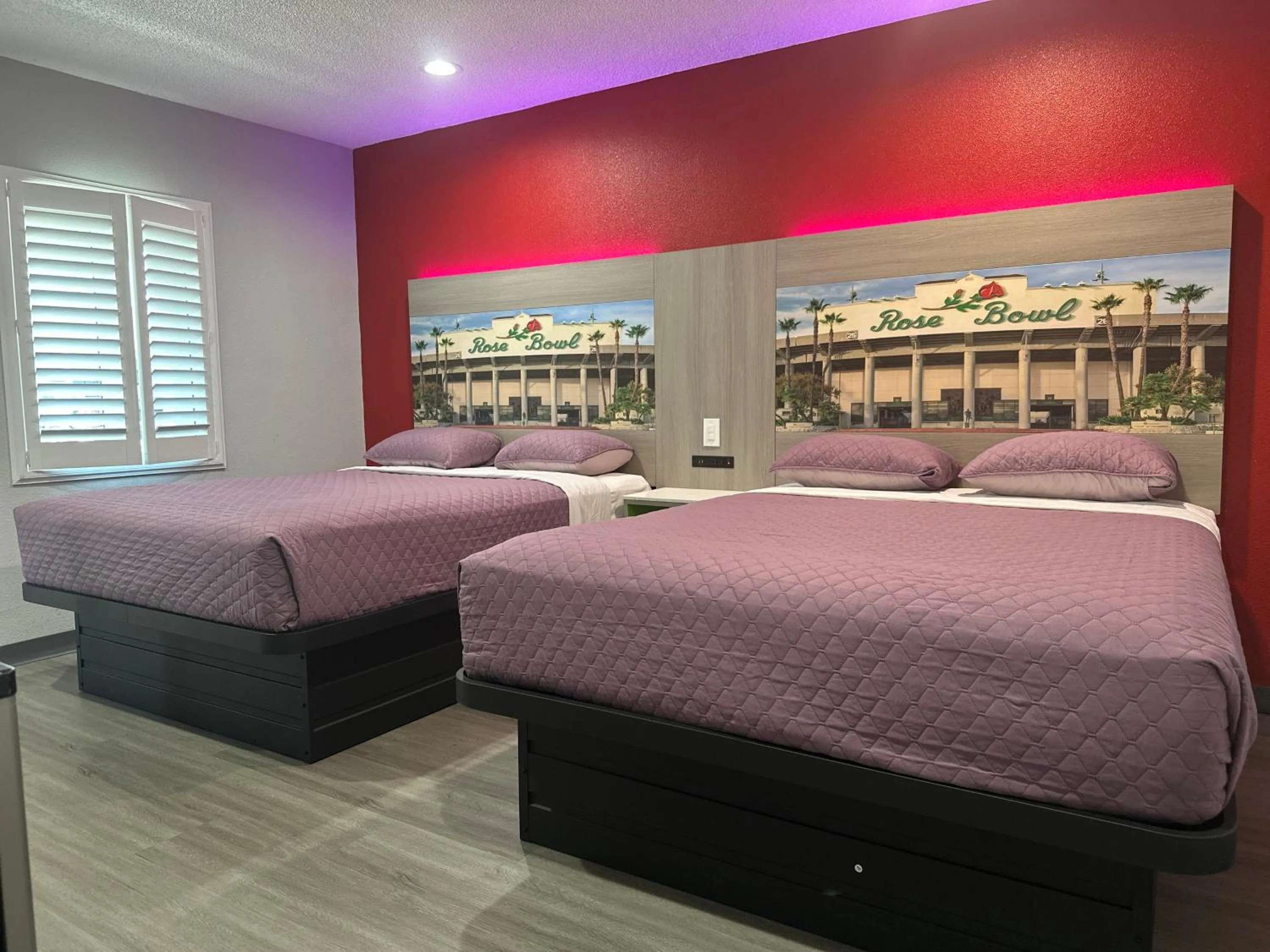 Bed in Hi-Way Host Motel