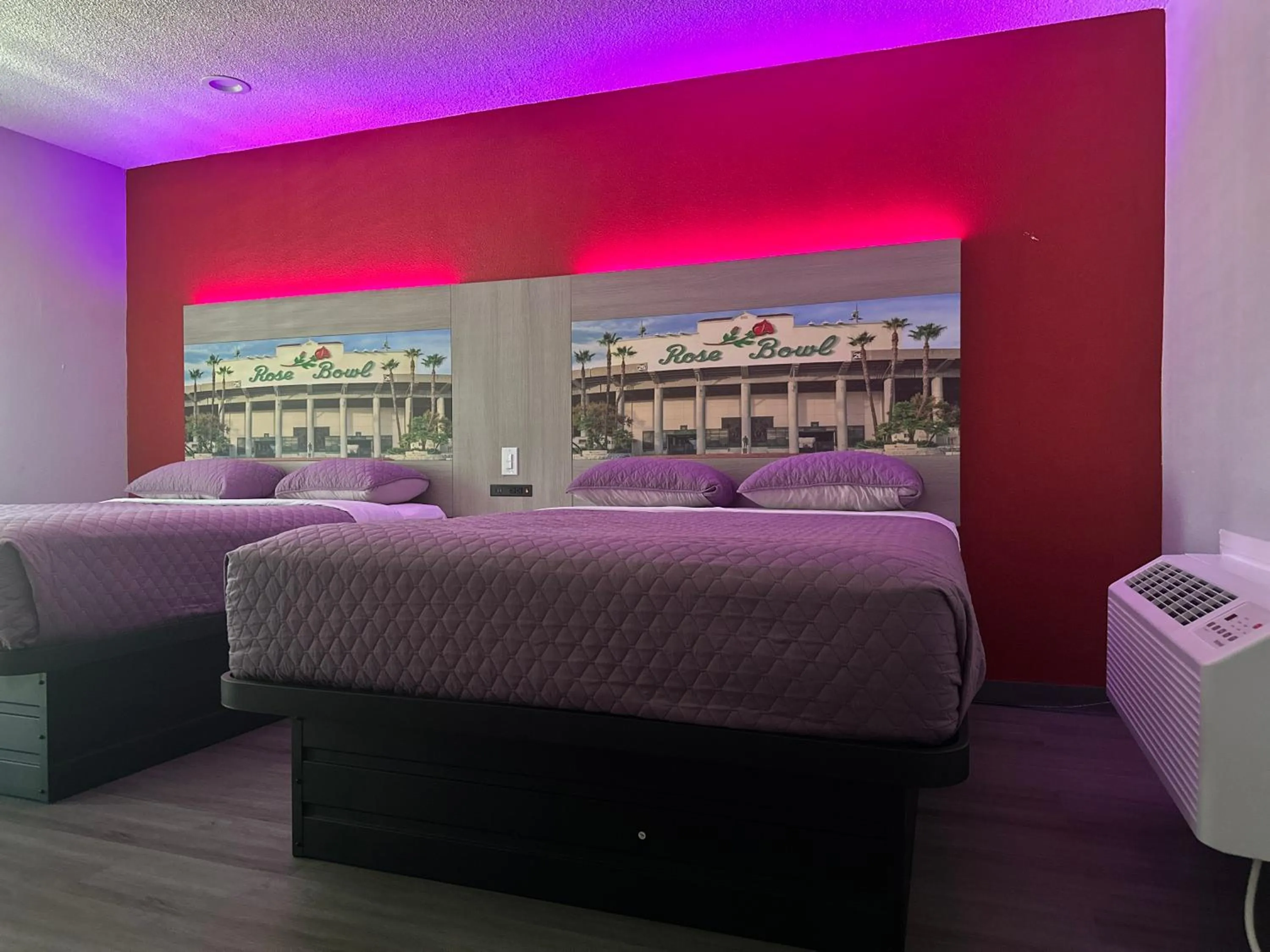 Bed in Hi-Way Host Motel