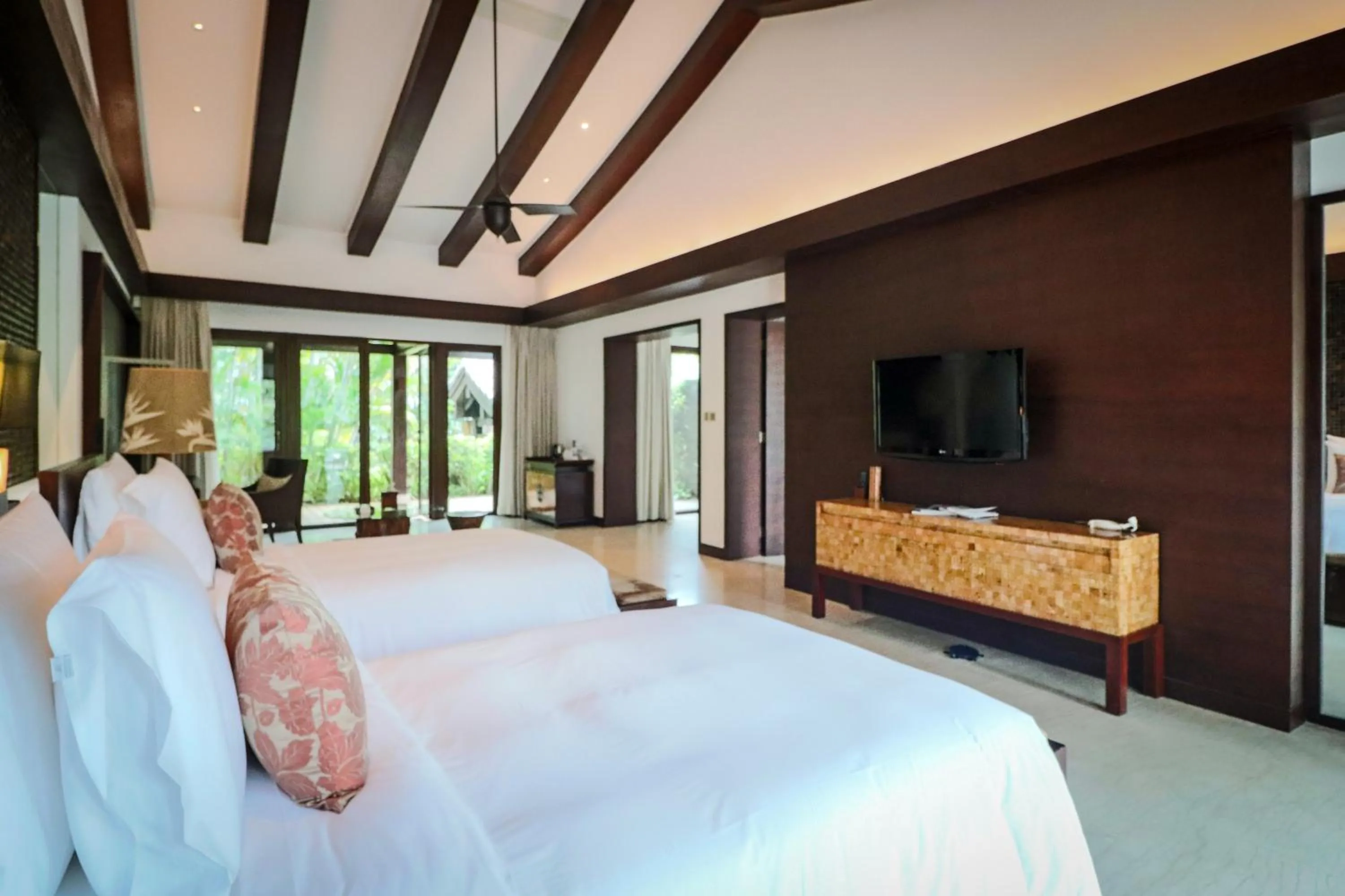 Bedroom, Bed in Narada Resort & Spa Perfume Bay Sanya - All Villas