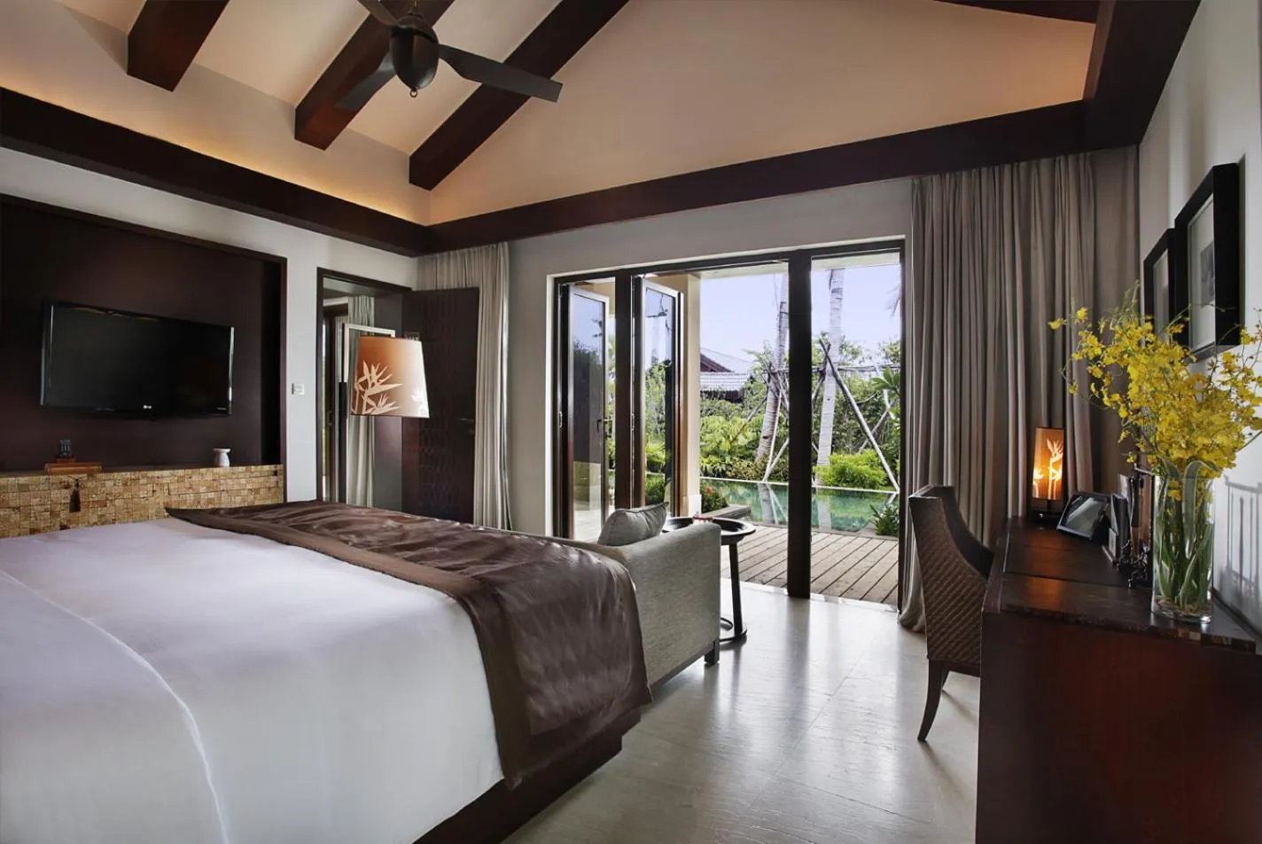 Balcony/Terrace, Bed in Narada Resort & Spa Perfume Bay Sanya - All Villas