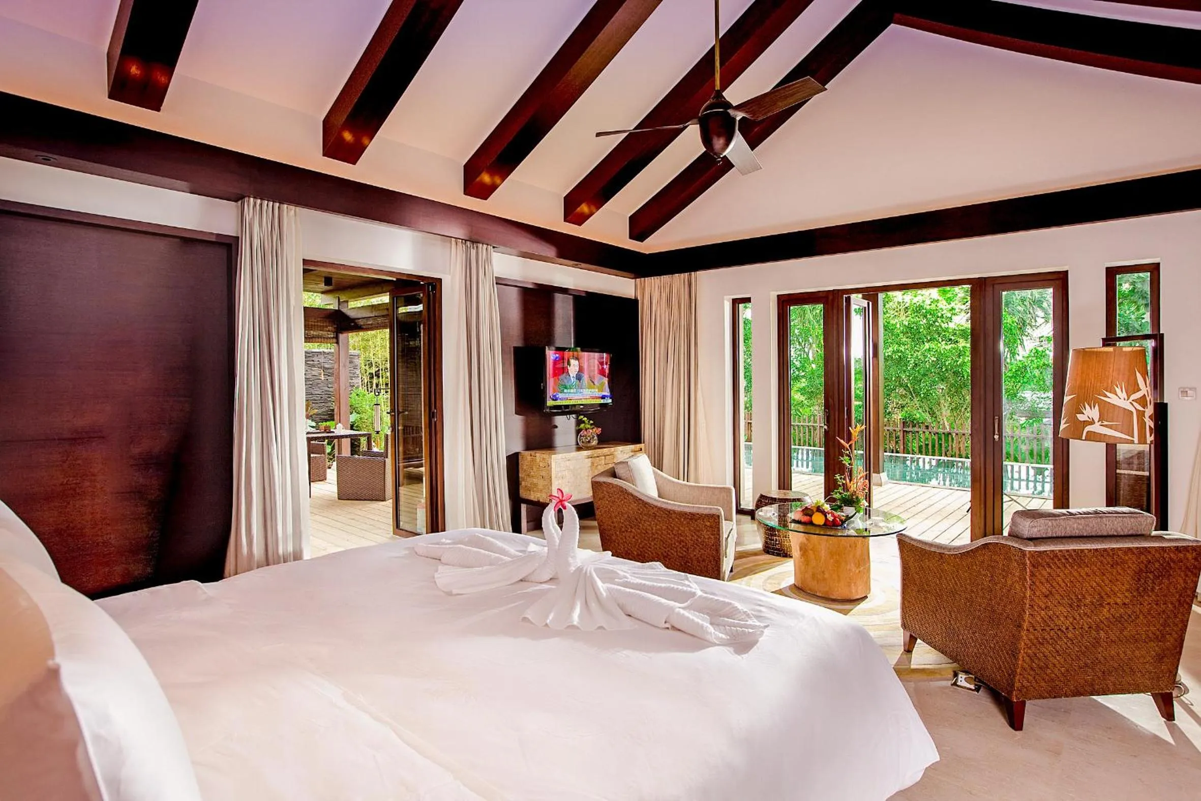 Photo of the whole room, Bed in Narada Resort & Spa Perfume Bay Sanya - All Villas