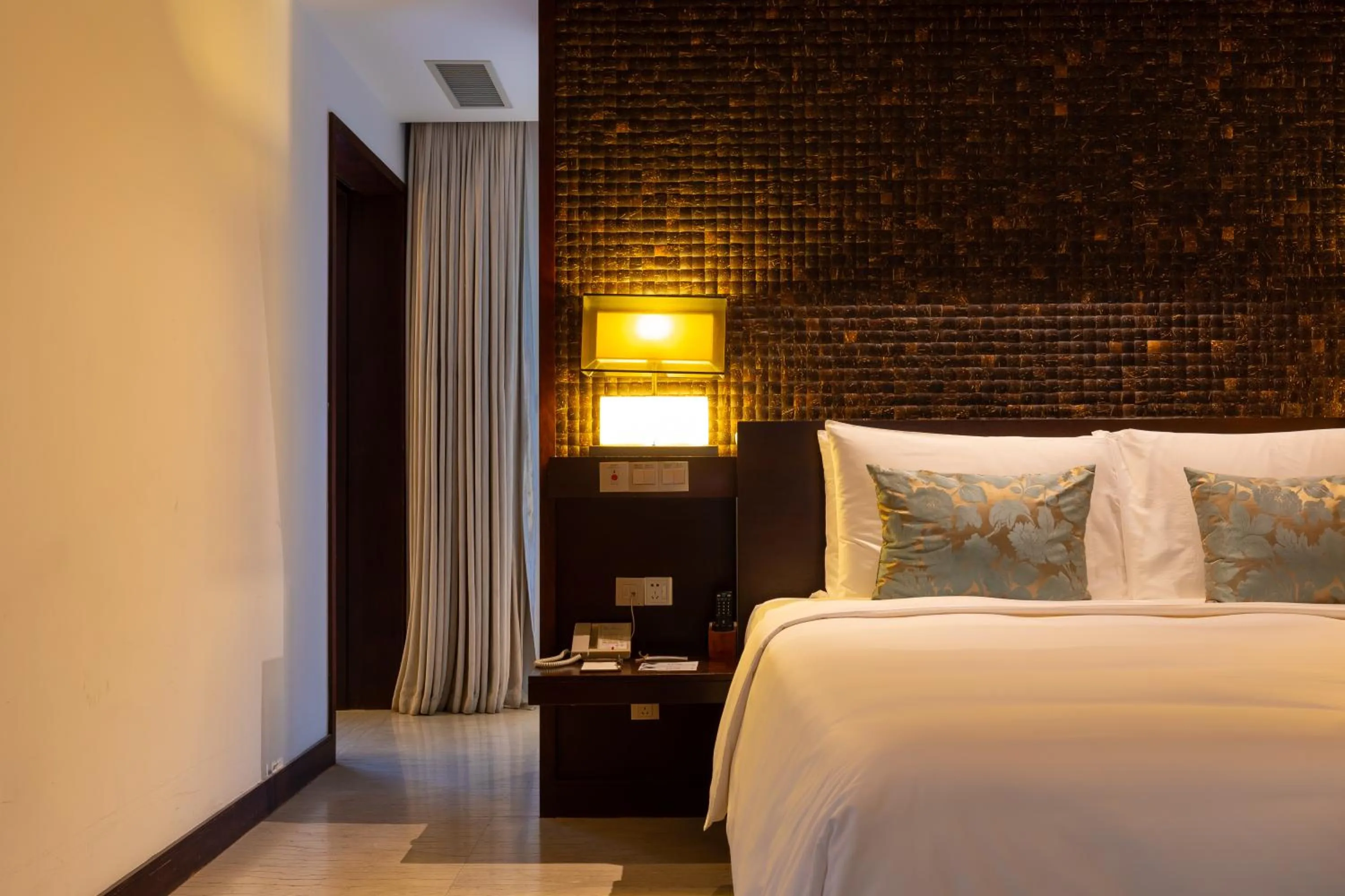 room service, Bed in Narada Resort & Spa Perfume Bay Sanya - All Villas