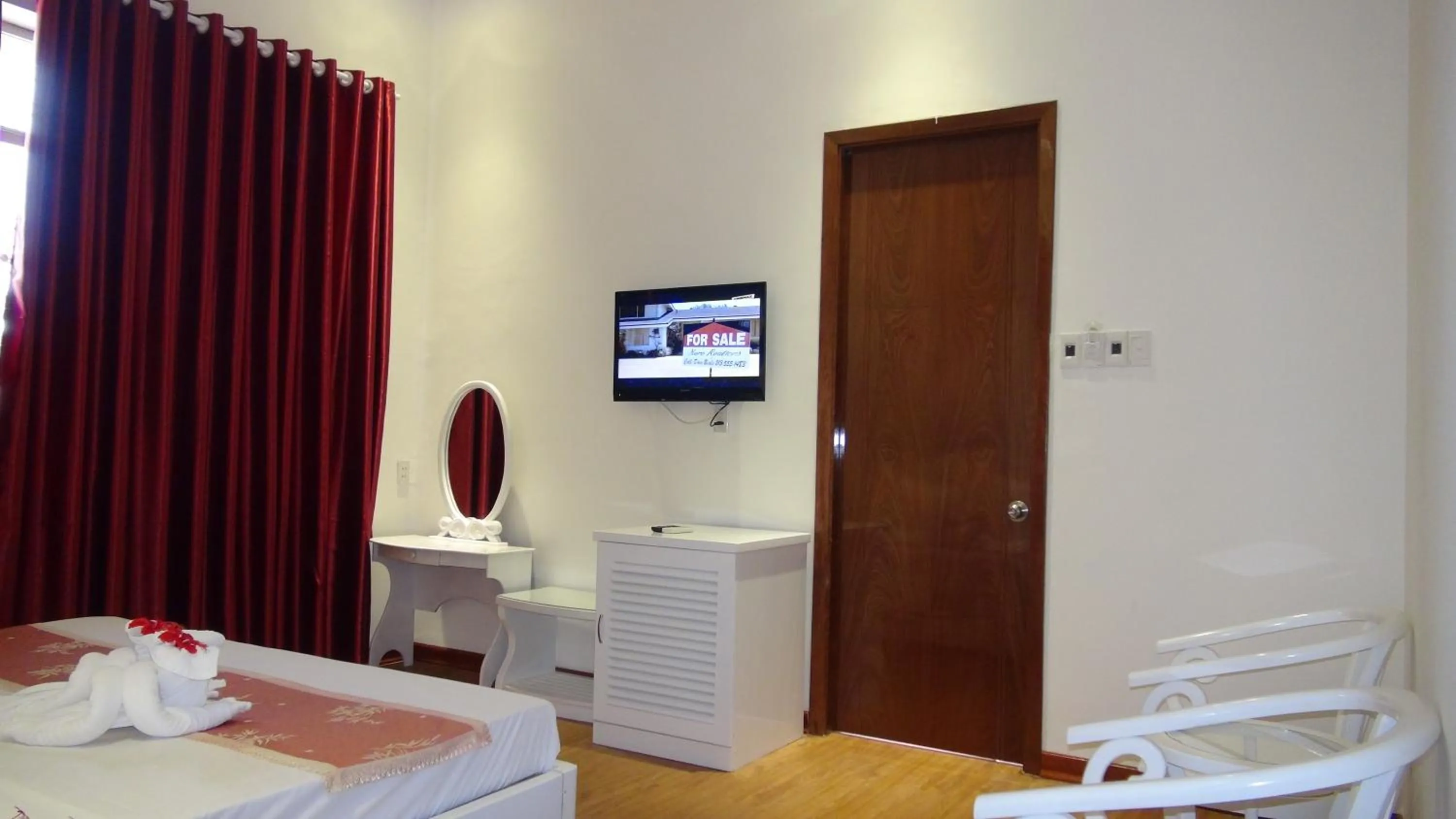 Photo of the whole room, TV/Entertainment Center in Pho Hoi 1 Hotel