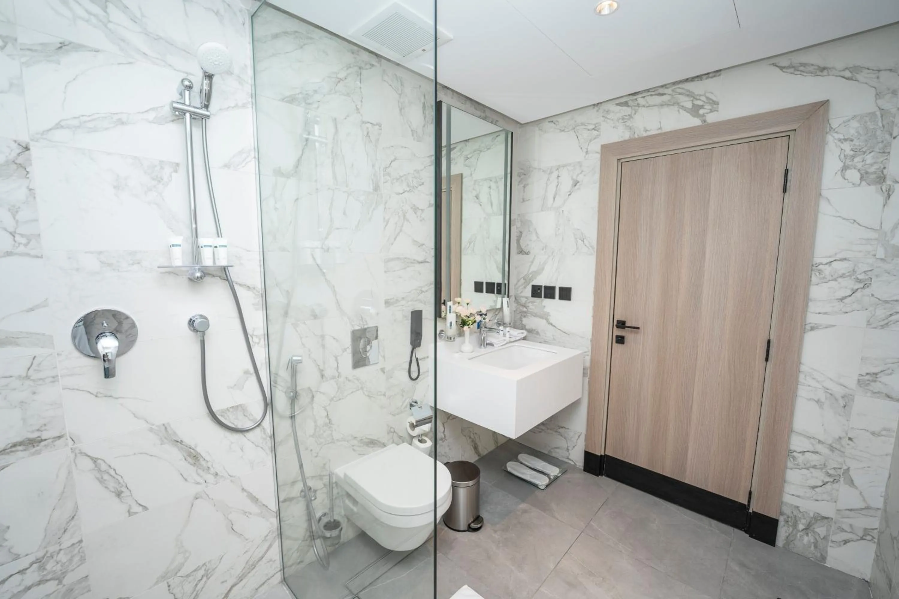 Shower in Manazel Aldiafah serviced Apartments AlSulymaniyah