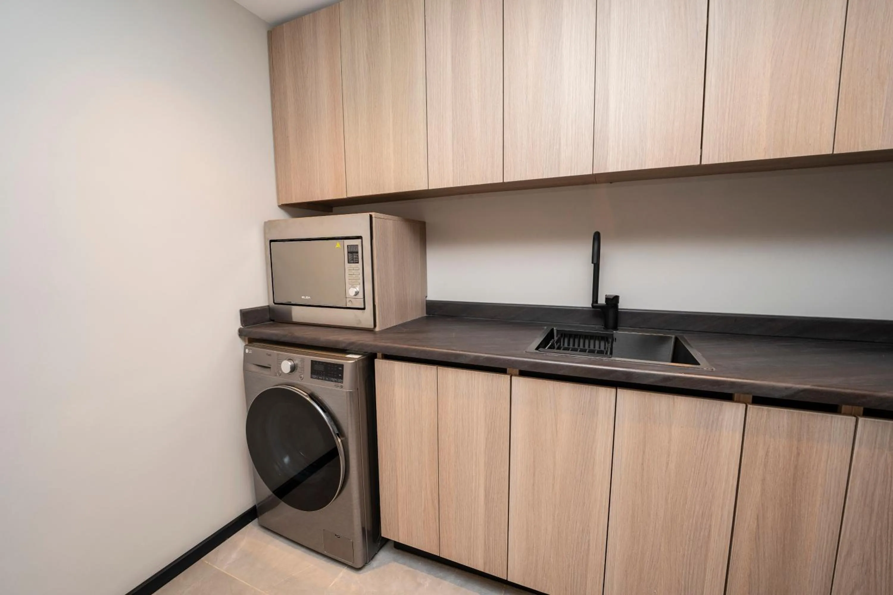 Kitchen or kitchenette in Manazel Aldiafah serviced Apartments AlSulymaniyah