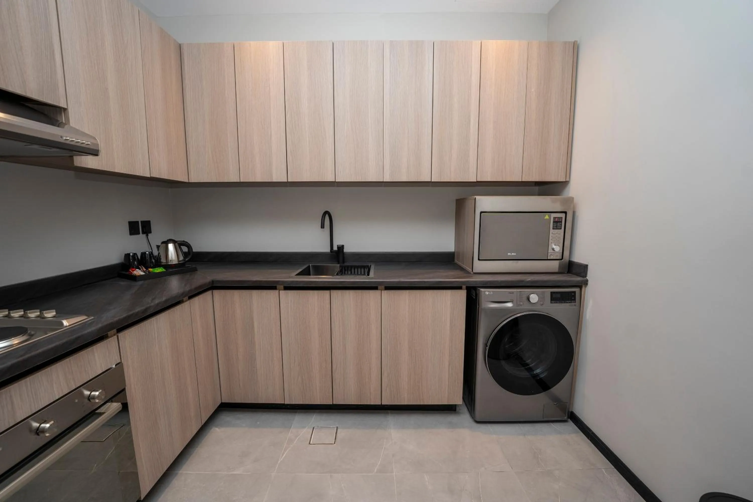 Kitchen or kitchenette in Manazel Aldiafah serviced Apartments AlSulymaniyah